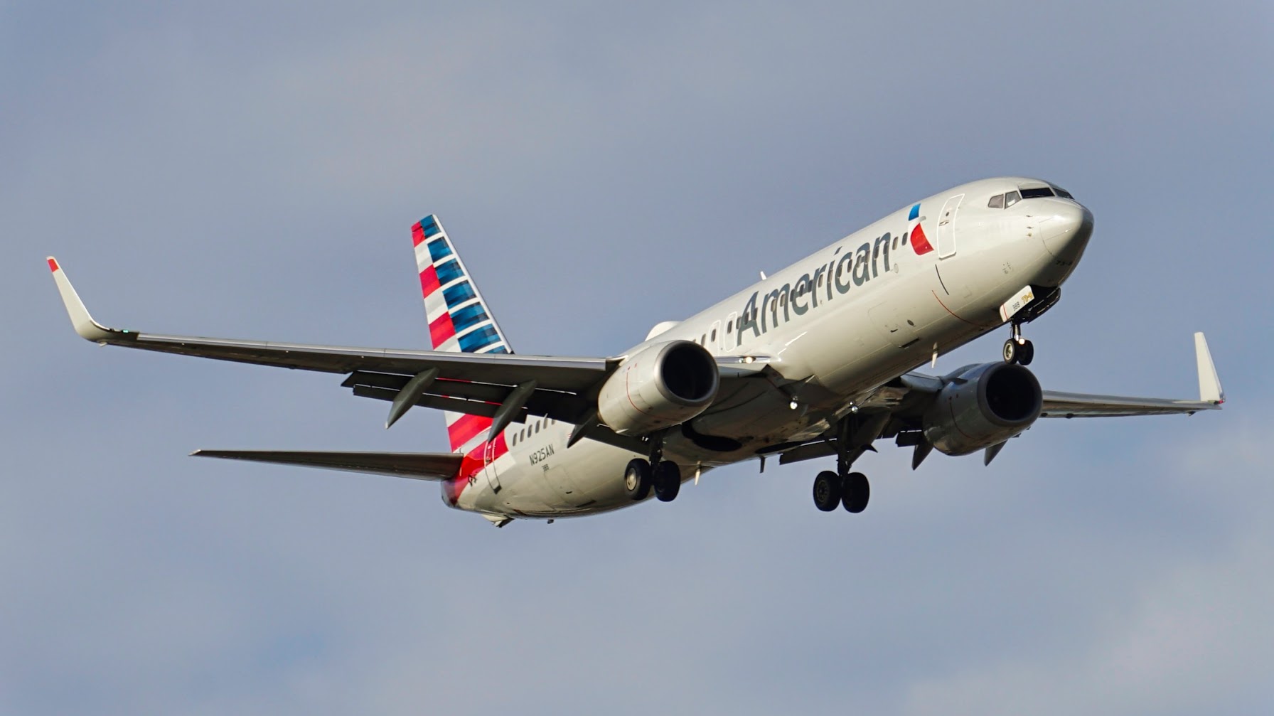 Full size: American Airlines Boeing 737-800 N925AN at Dallas-Fort Worth International Airport
