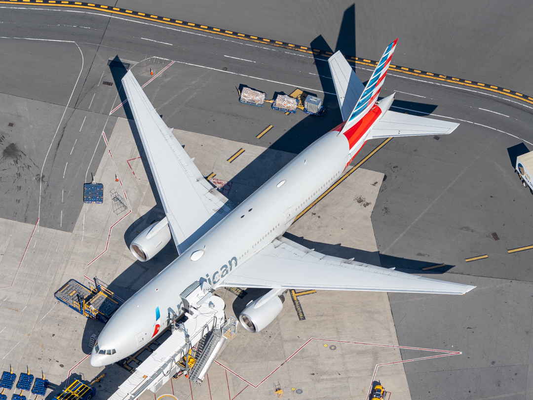 Full size: American Airlines Boeing 777-200ER N758AN at General Edward Lawrence Logan International Airport