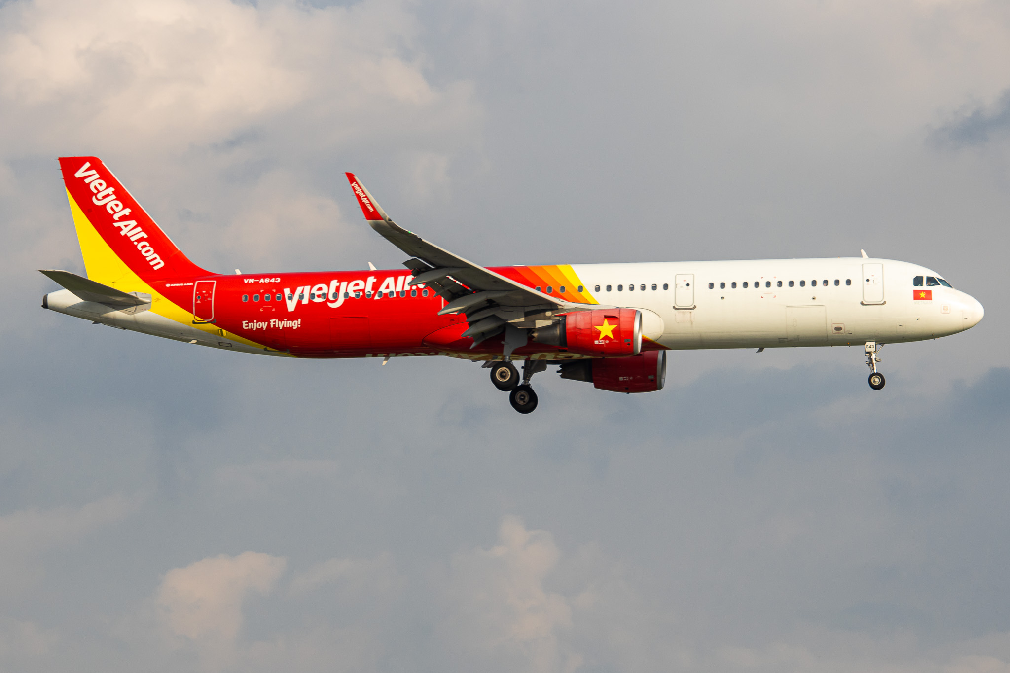 Full size: VietJet Air Airbus A321-200 VN-A643 at Tan Son Nhat International Airport