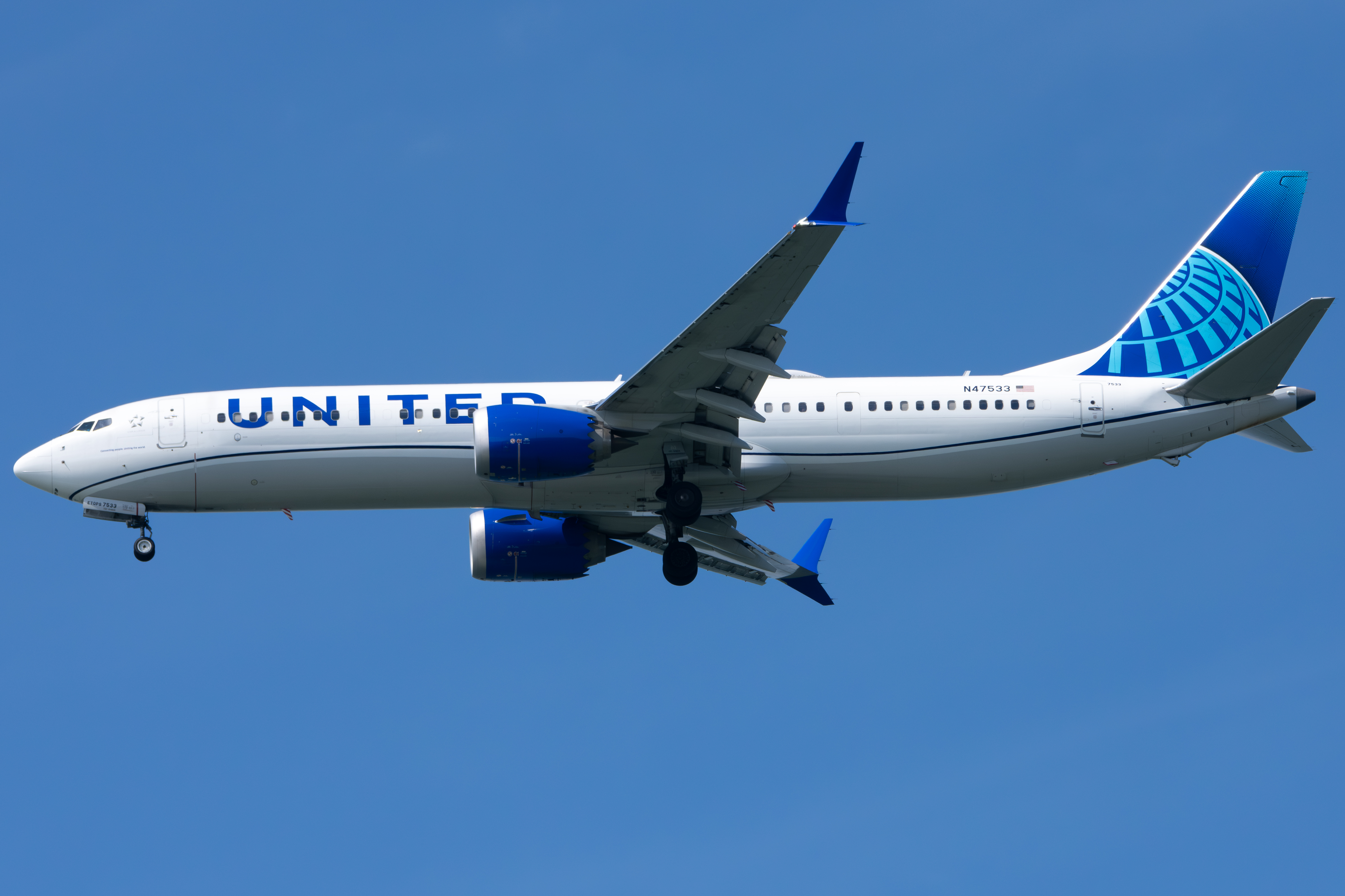 Full size: United Airlines Boeing 737 MAX 9 N47533 at San Francisco International Airport