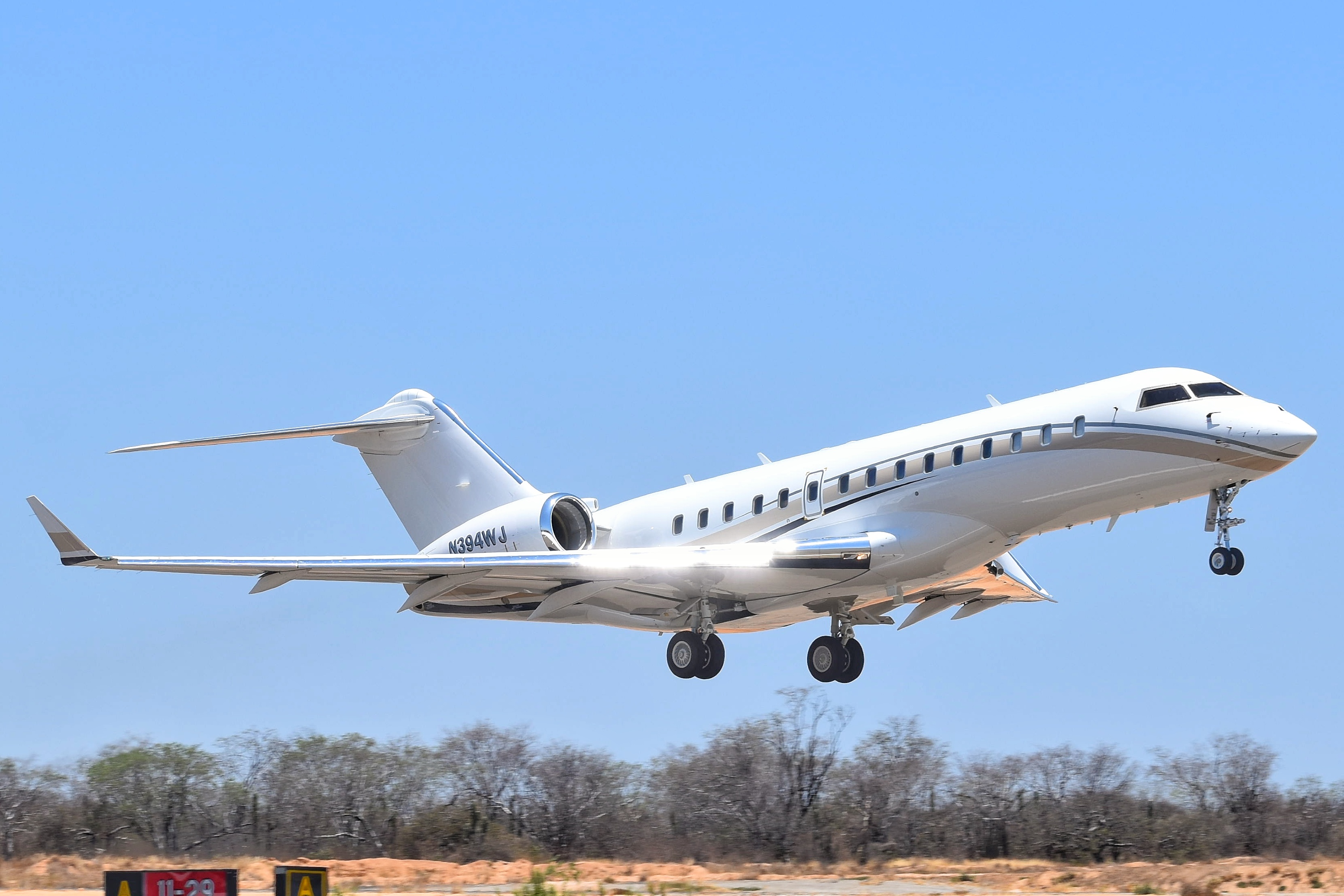 Full size: PRIVATE Bombardier Global Express N394WJ at Aeropuerto de Cabo San Lucas Internacional