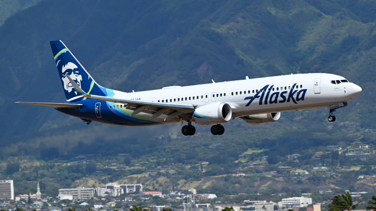 Full size: Alaska Airlines Boeing 737 MAX 9 N953AK at Kahului Airport