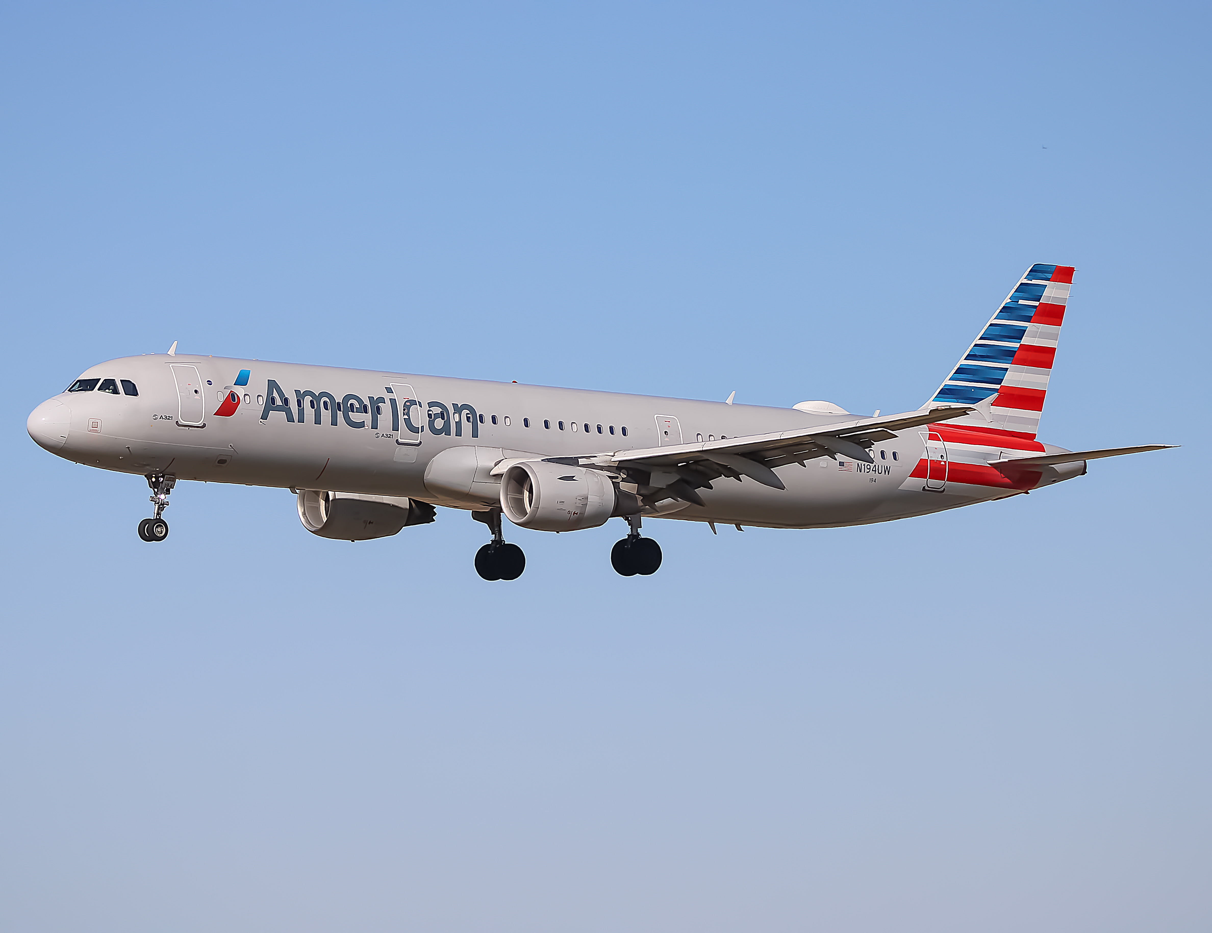 Full size: American Airlines Airbus A321-200 N194UW at Philadelphia International Airport