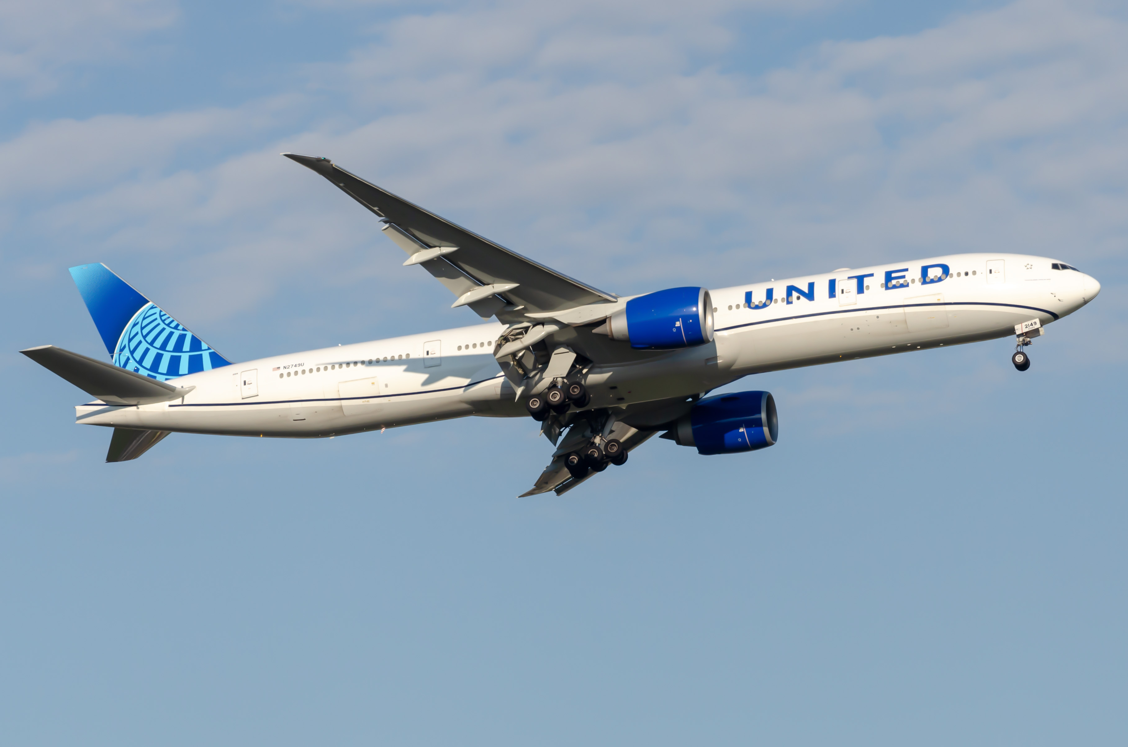 Full size: United Airlines Boeing 777-300ER N2749U at Wittman Regional Airport