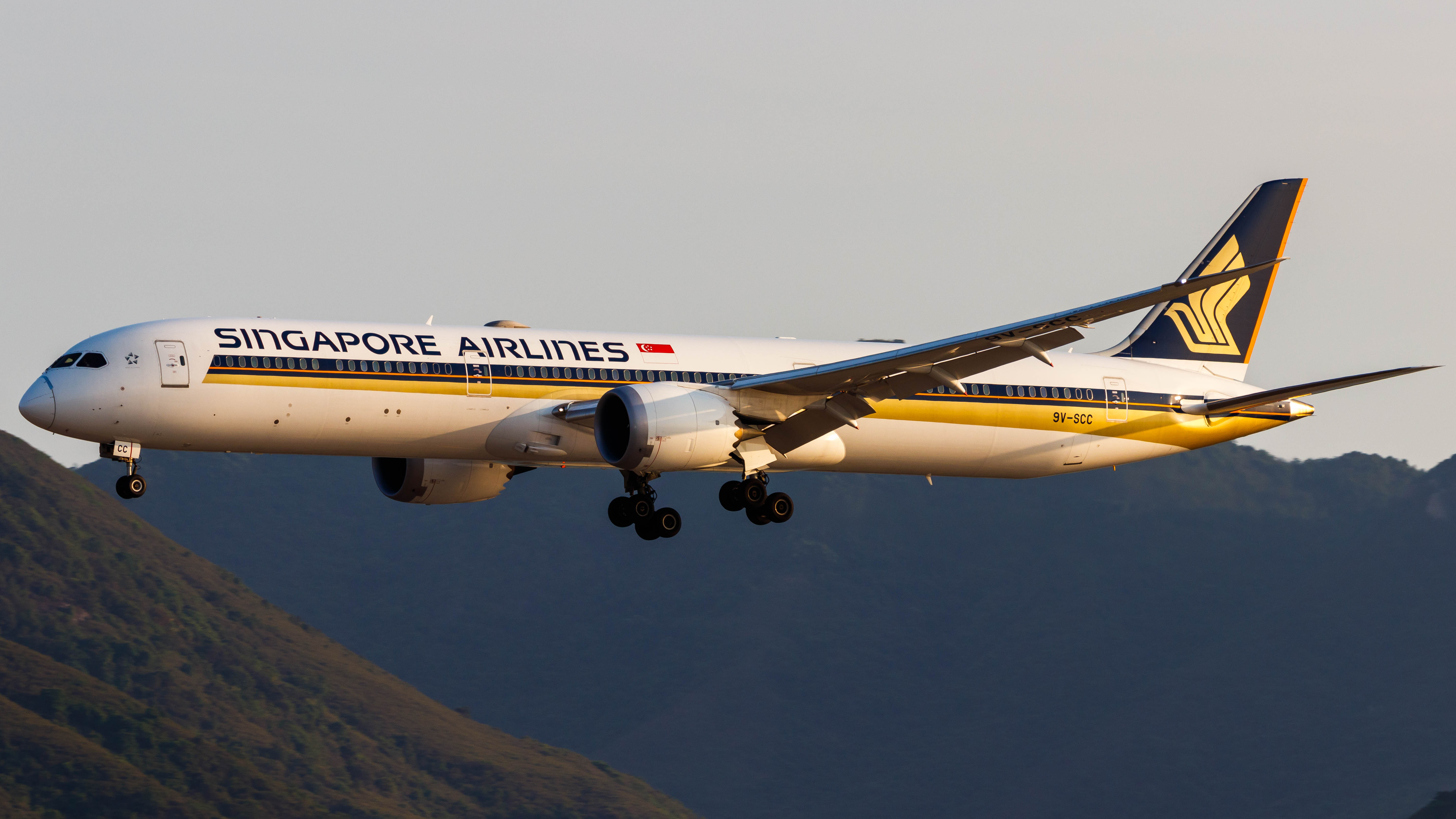 Full size: Singapore Airlines Boeing 787-10 9V-SCC at Hong Kong International Airport