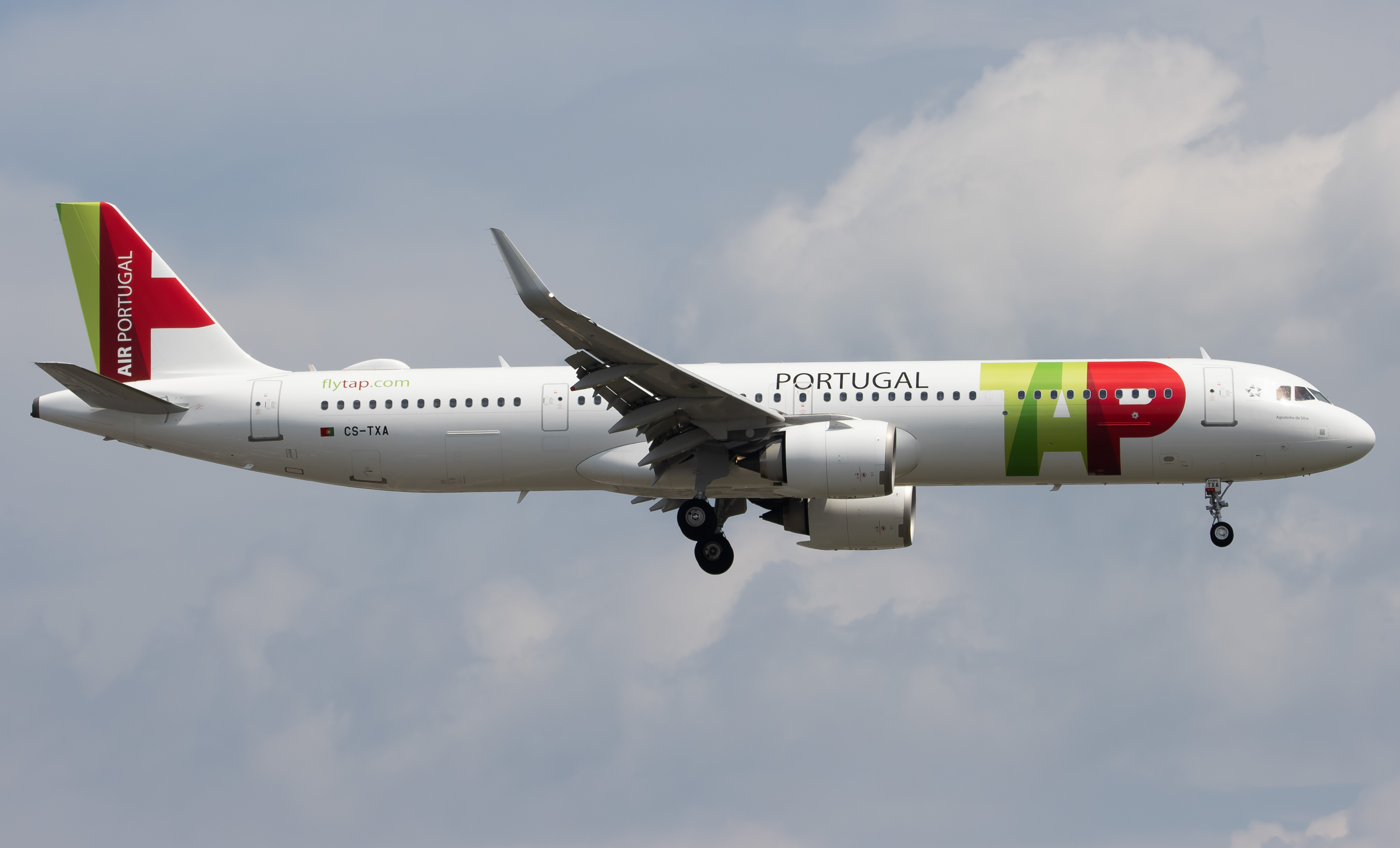 Full size: TAP Air Portugal Airbus A321NEO CS-TXA at Newark Liberty International Airport