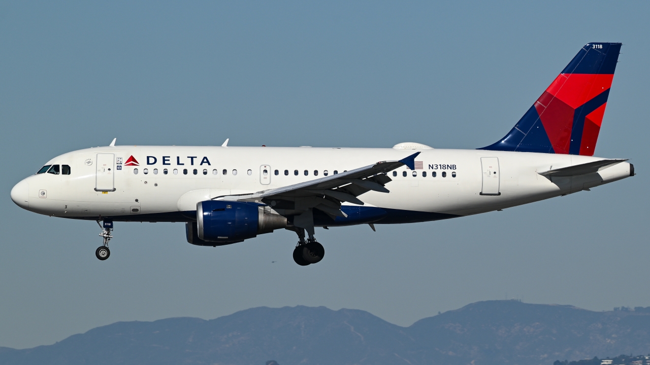 Full size: Delta Airlines Airbus A319 N318NB at Los Angeles International Airport