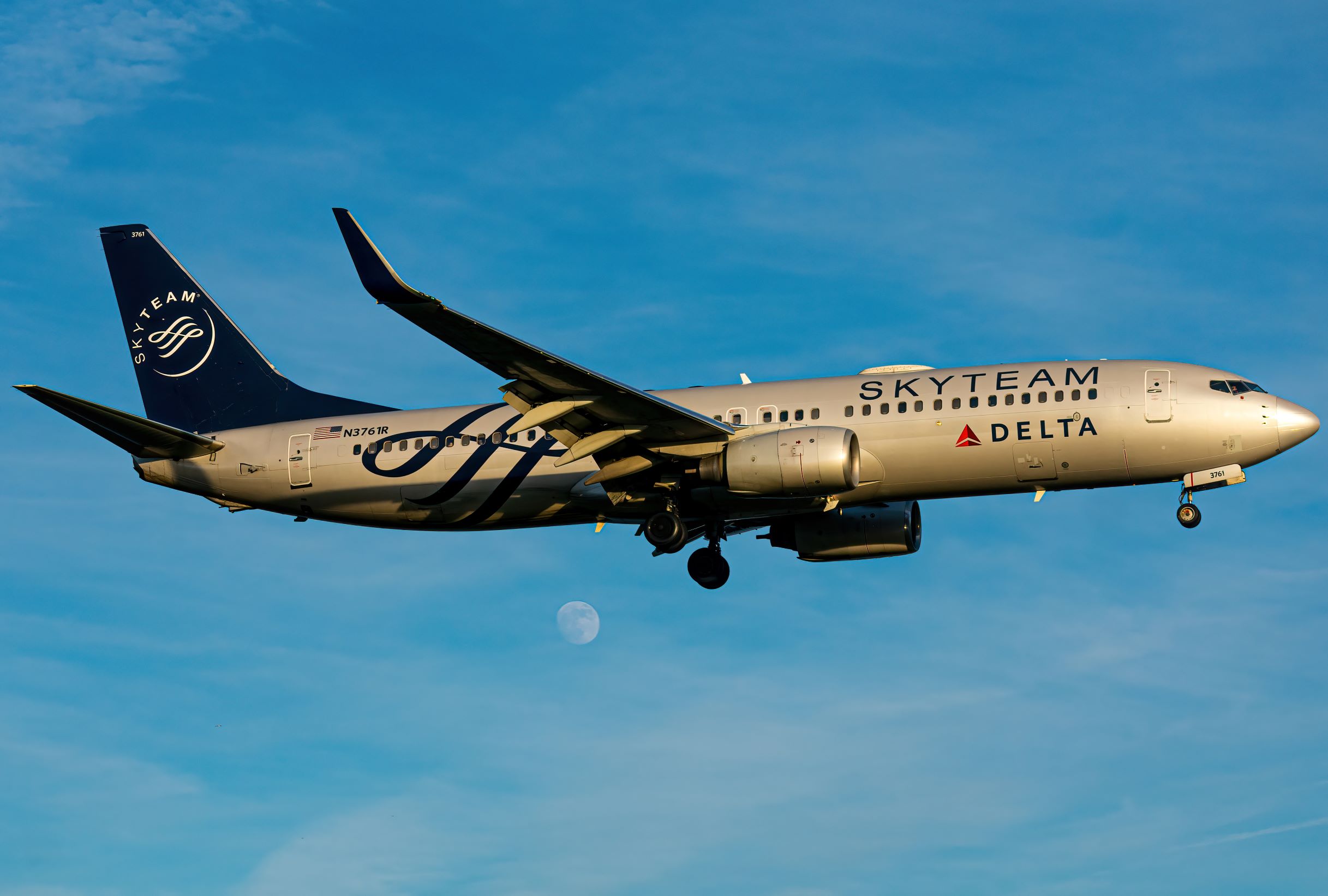 Full size: Delta Airlines Boeing 737-800 N3761R at Ronald Reagan National Airport
