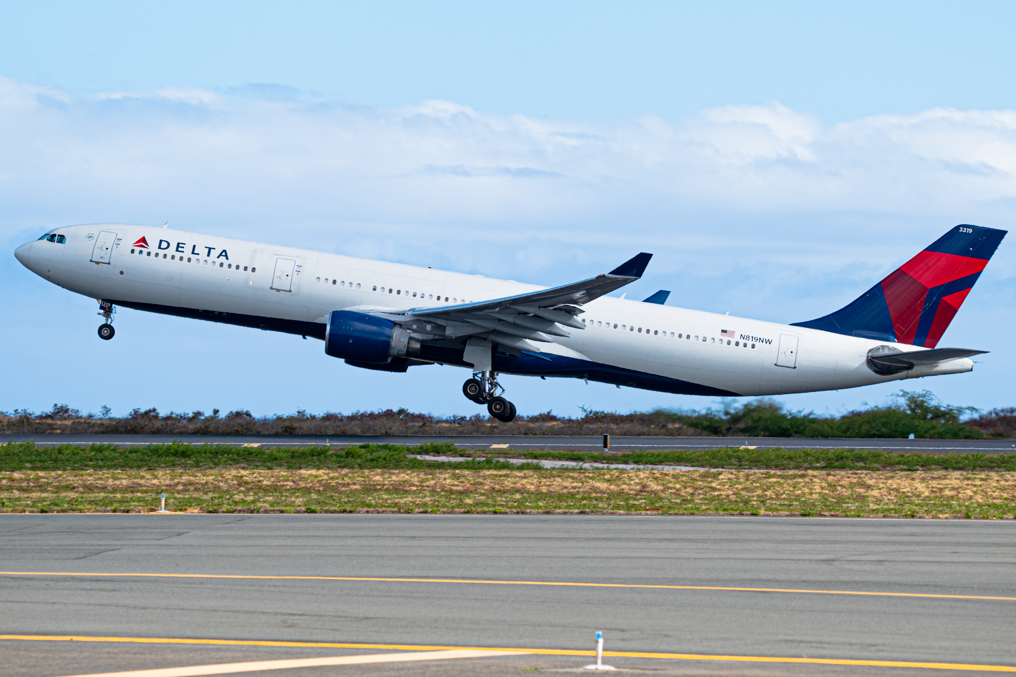 Full size: Delta Airlines Airbus A330-200 N819NW at Daniel K Inouye International Airport