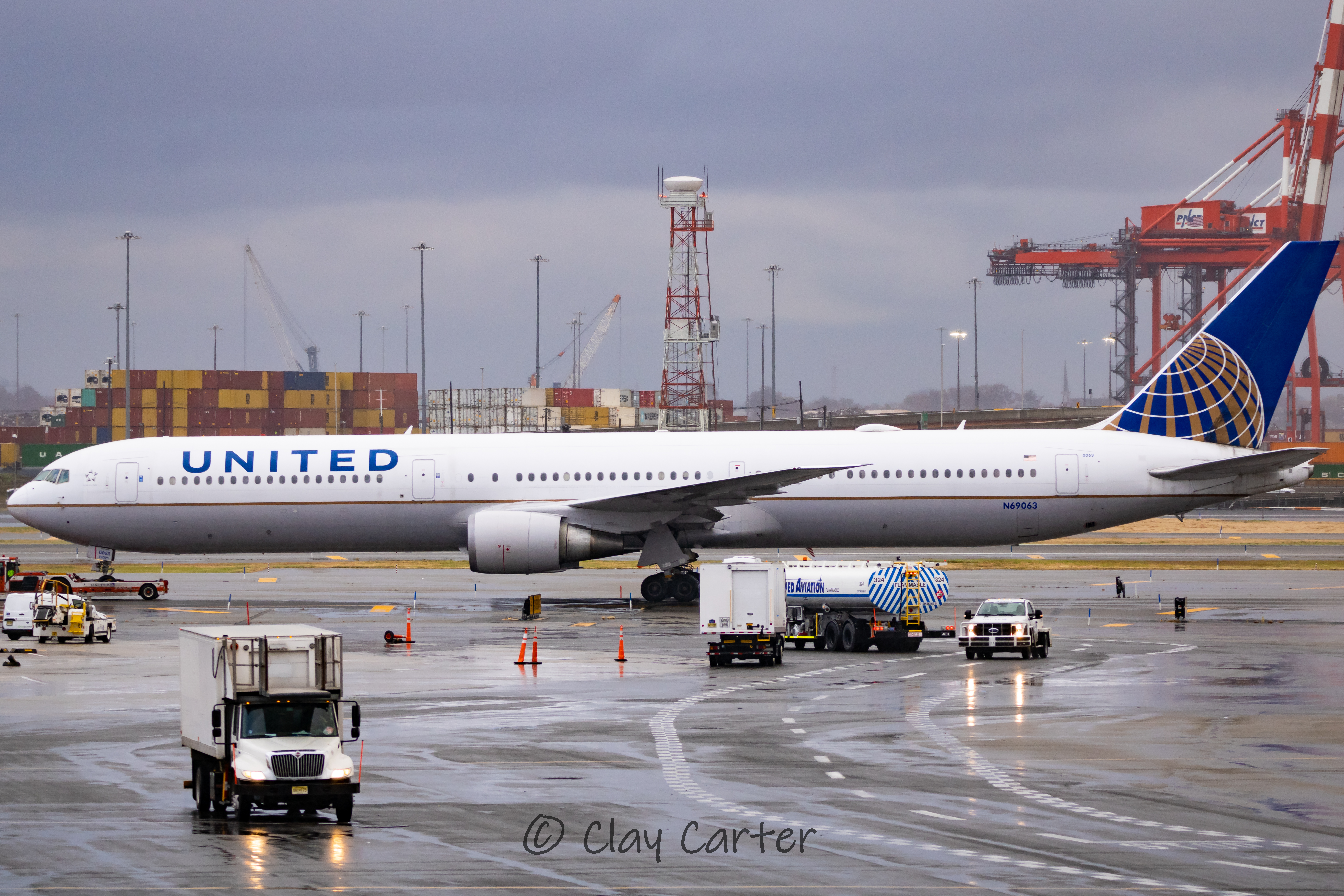 Full size: United Airlines Boeing 767-400ER N69063 at Newark Liberty International Airport