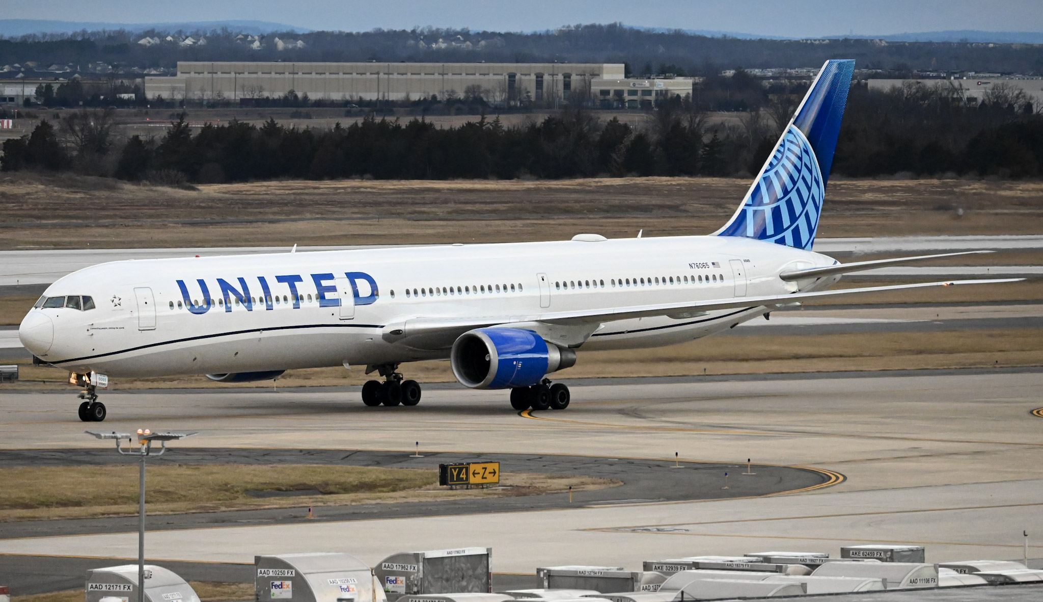 Full size: United Airlines Boeing 767-400 N76065 at Washington Dulles International Airport