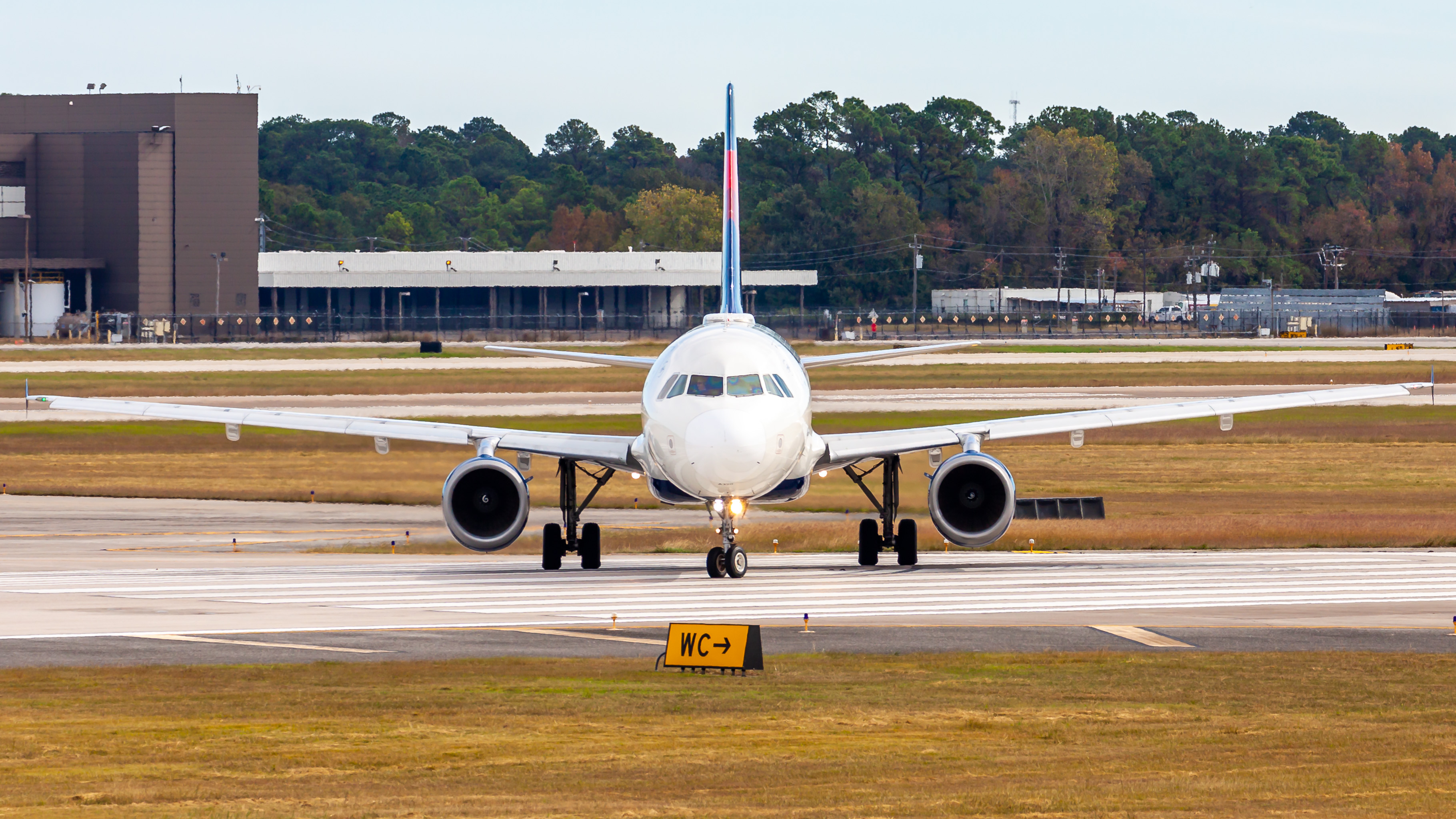 Full size: Delta Airlines Airbus A320 N353NW at Houston-George Bush Intercontinental Airport