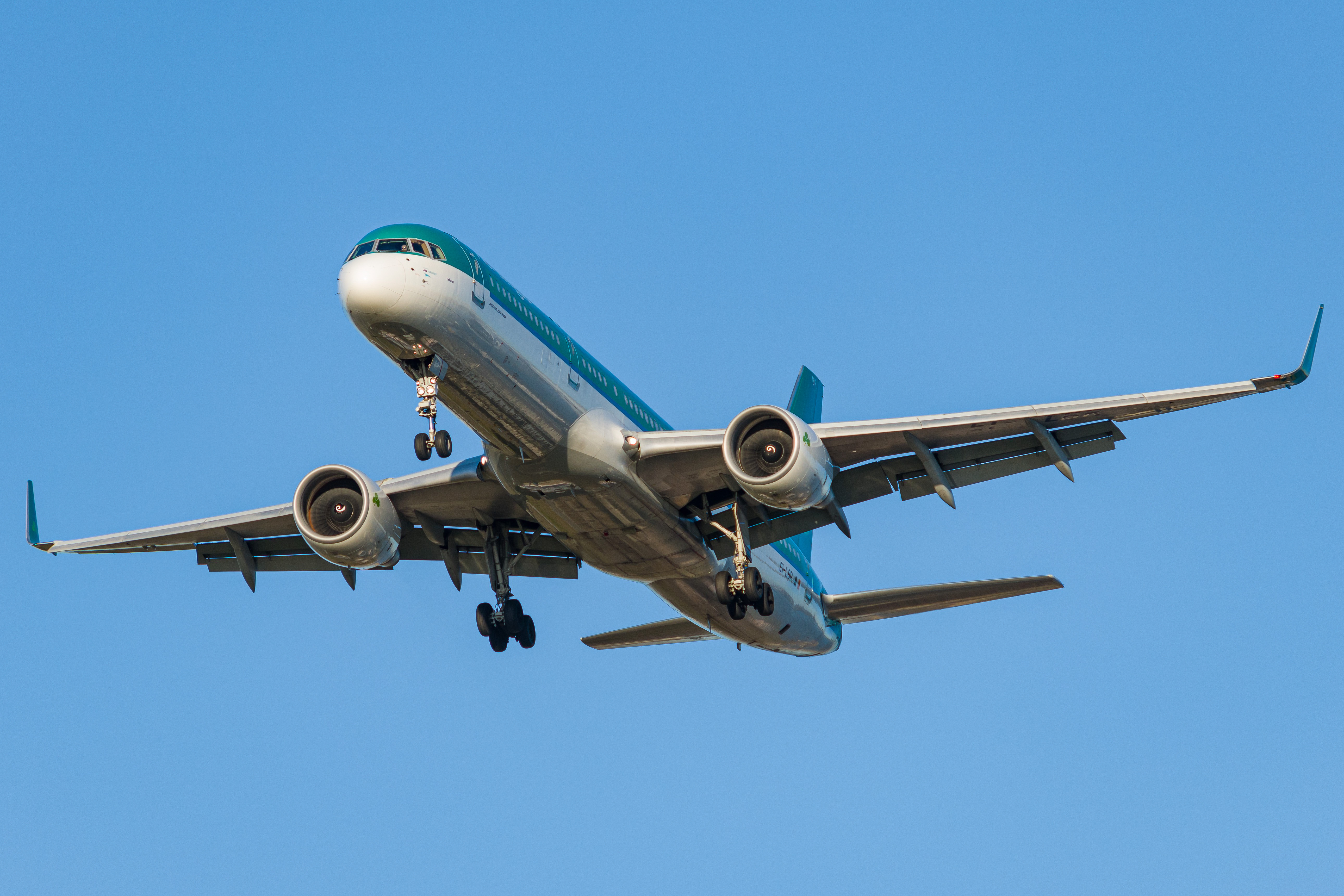 Full size: Aer Lingus Boeing 757-200 EI-LBR at Philadelphia International Airport