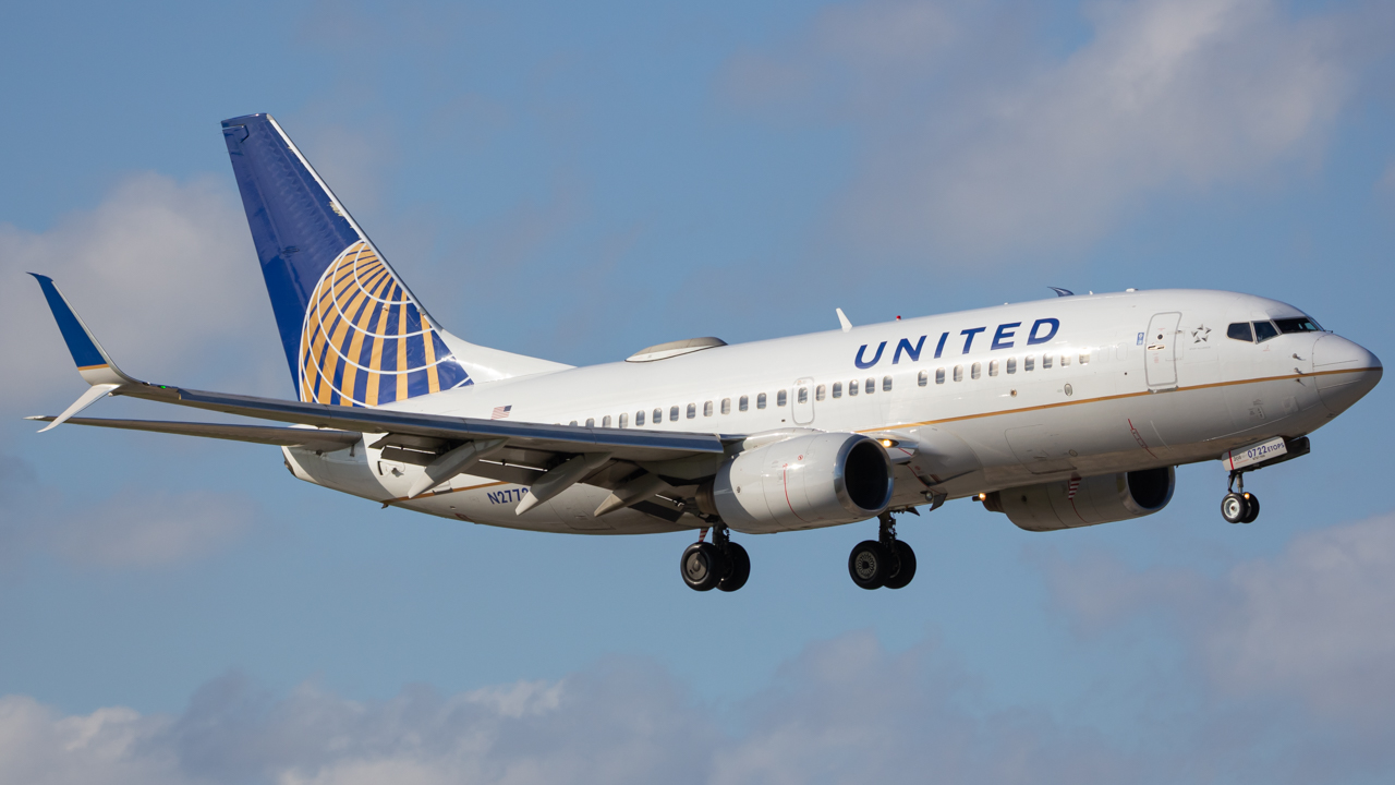 Full size: United Airlines Boeing 737-700 N27722 at Miami International Airport
