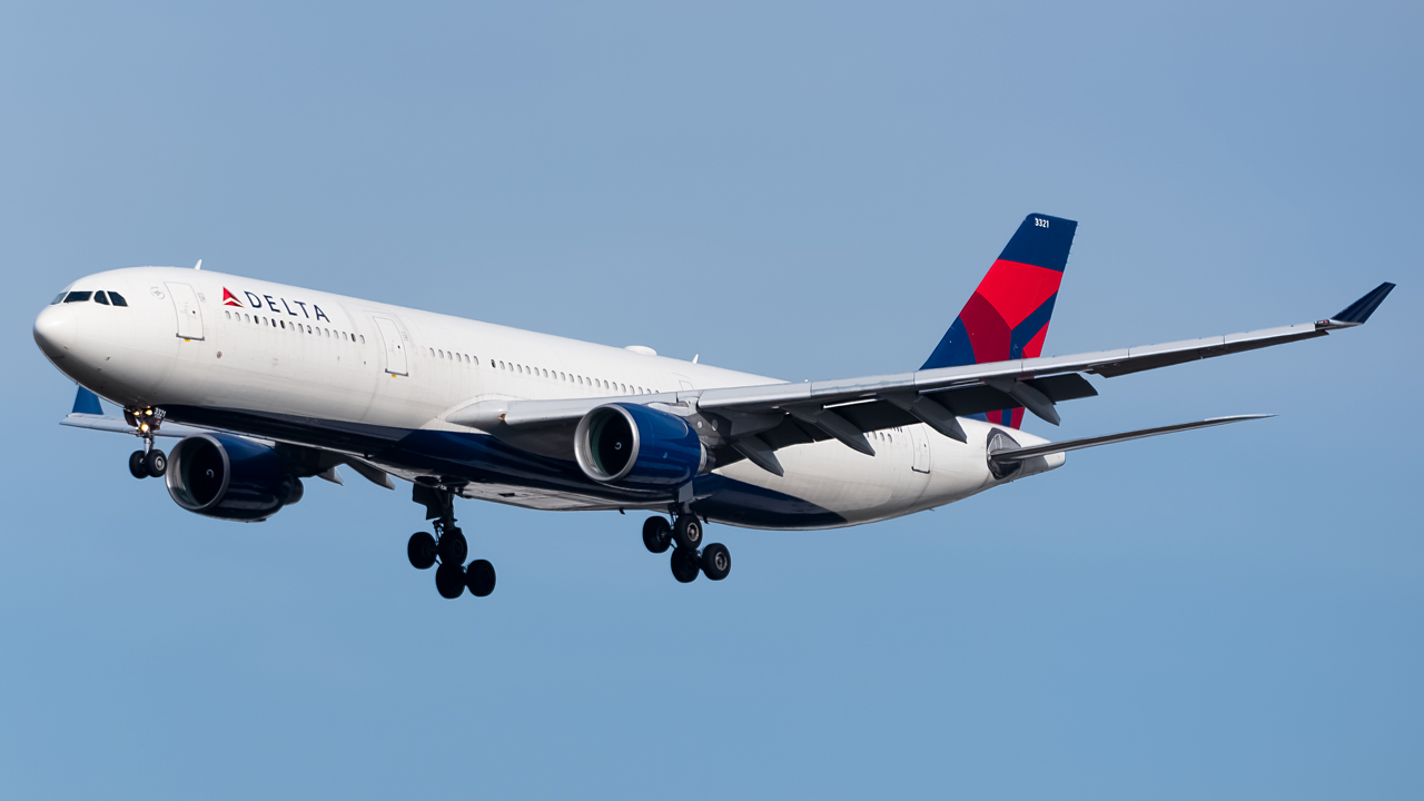 Full size: Delta Airlines Airbus A330-300 N821NW at Hartsfield-Jackson Atlanta International Airport