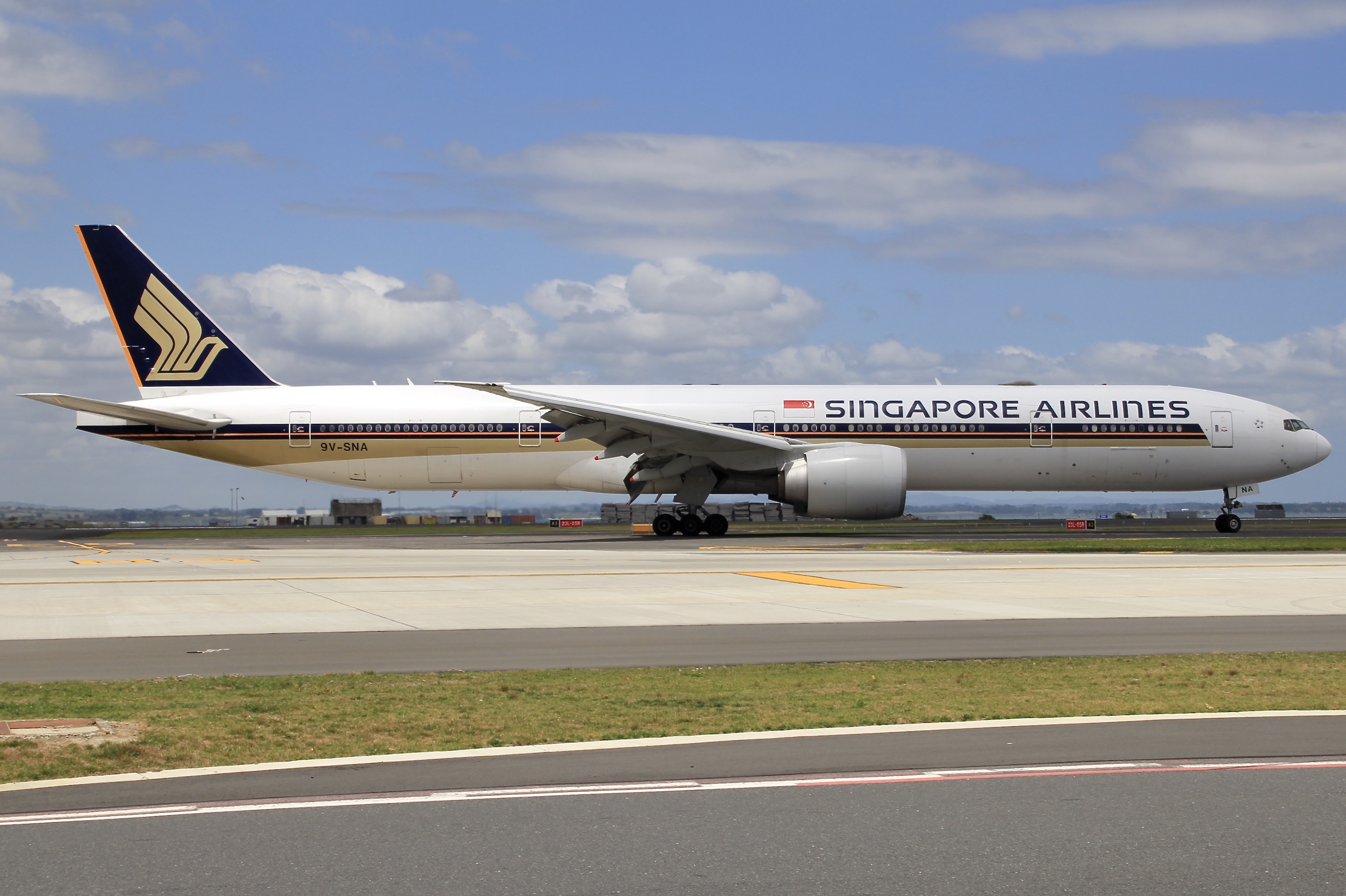 Full size: Singapore Airlines Boeing 777-300ER 9V-SNA at Auckland International Airport