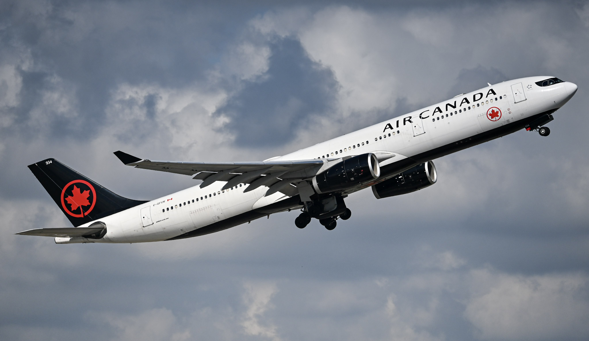 Full size: Air Canada Airbus A330-300 C-GFUR at Fort Lauderdale/Hollywood International Airport