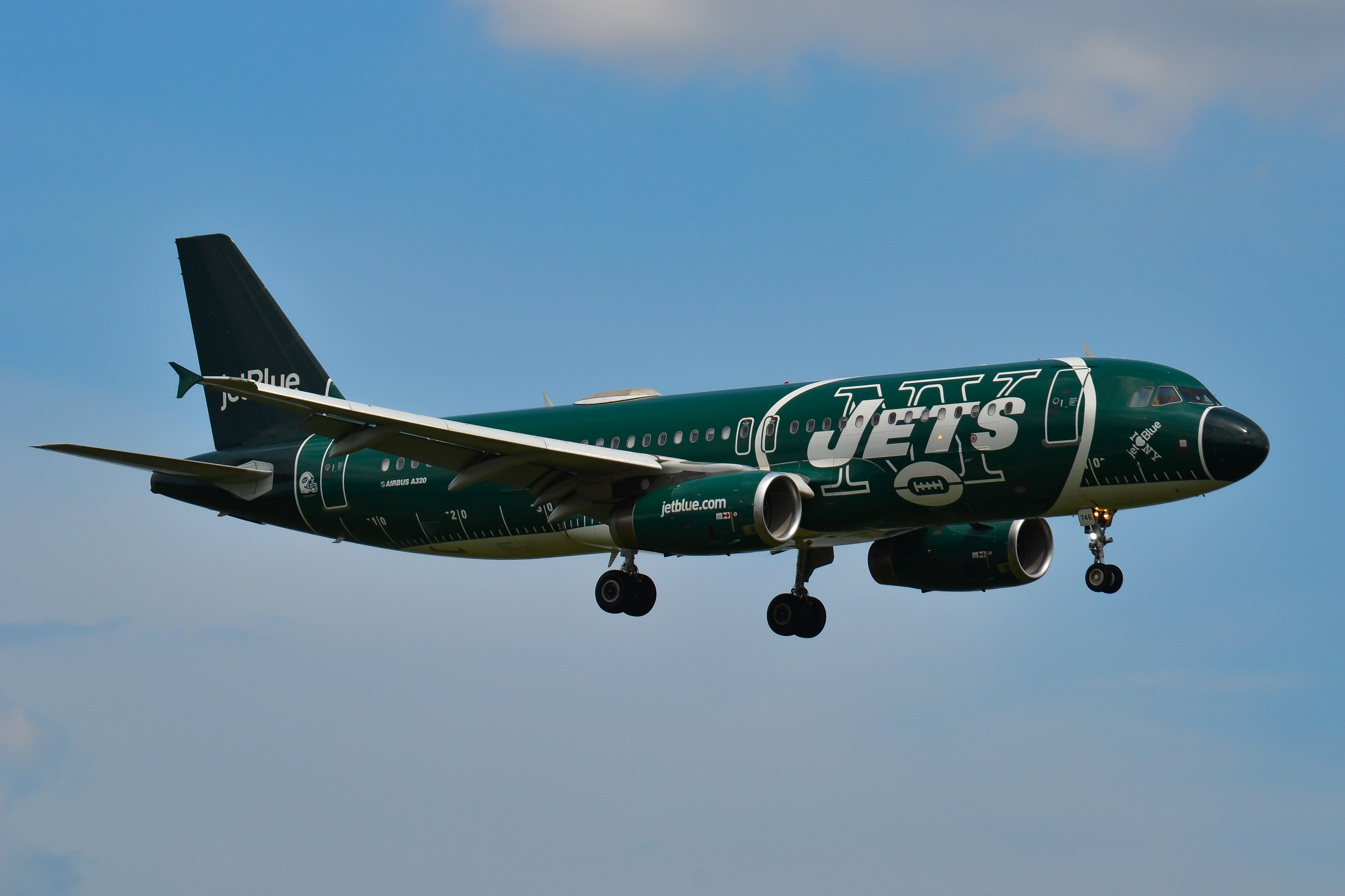 Full size: JetBlue Airways Airbus A320 N746JB at Ronald Reagan National Airport