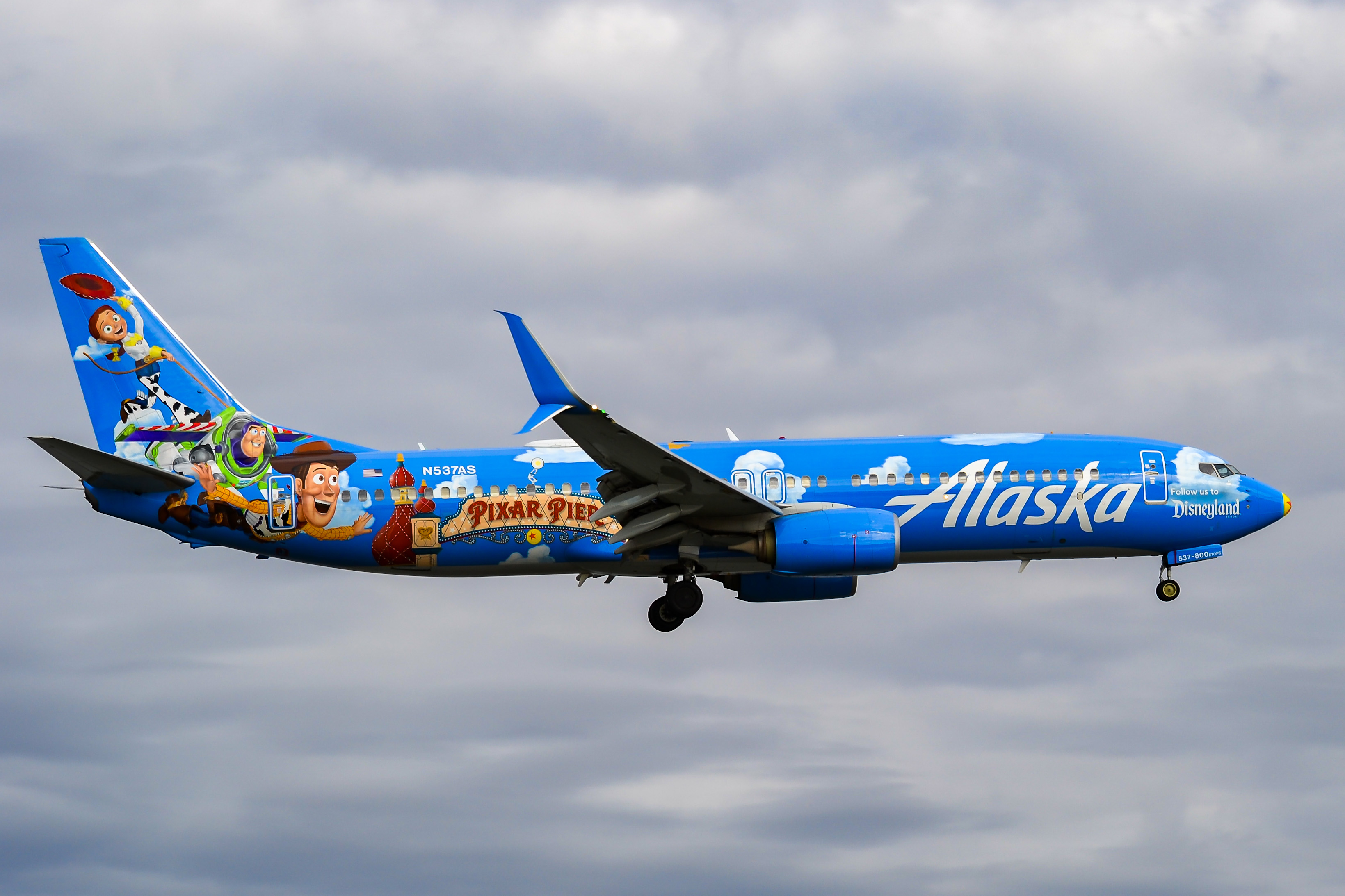Full size: Alaska Airlines Boeing 737-800 N537AS at Ronald Reagan National Airport
