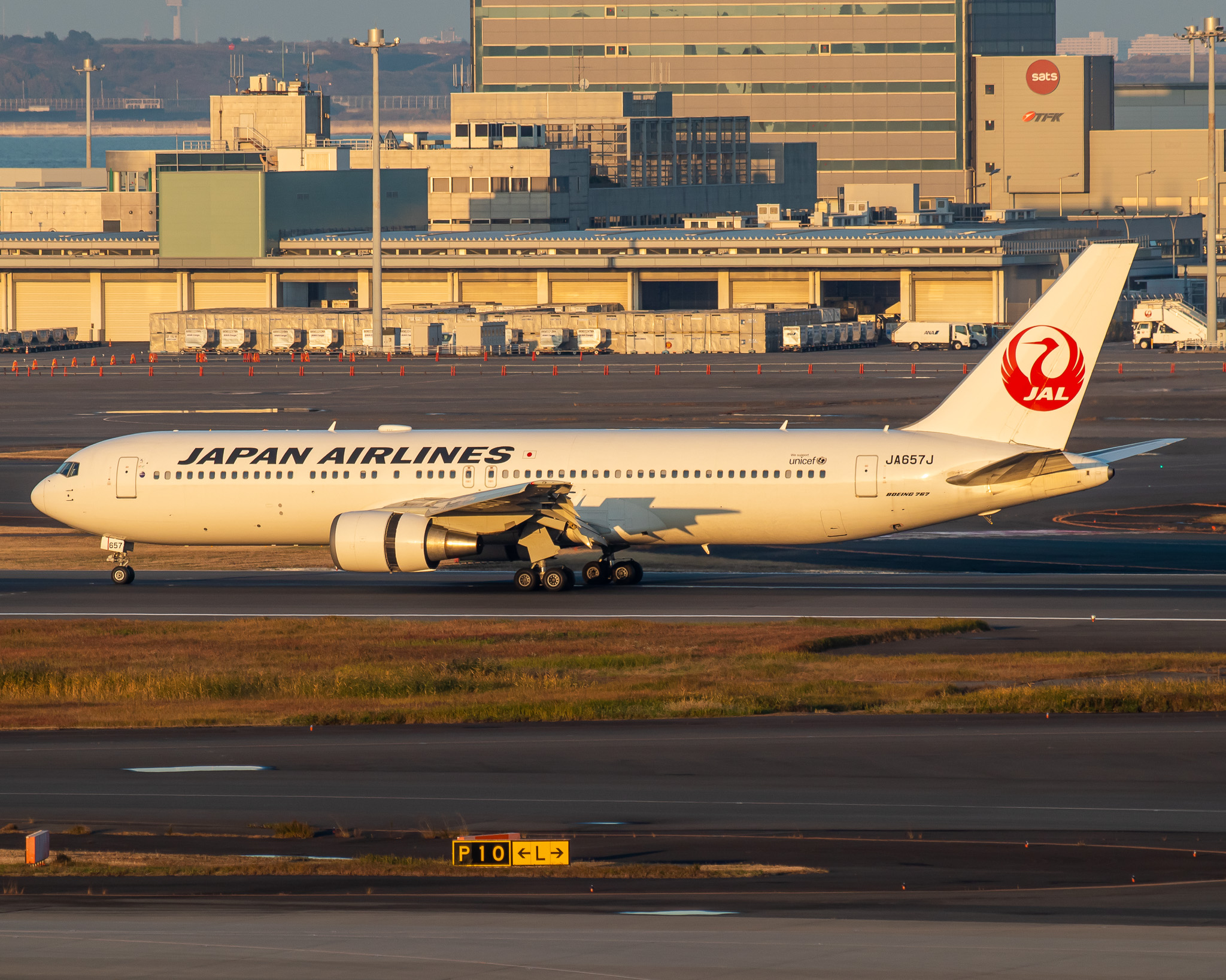 Full size: Japan Airlines Boeing 767-300ER JA657J at Tokyo-Haneda Airport