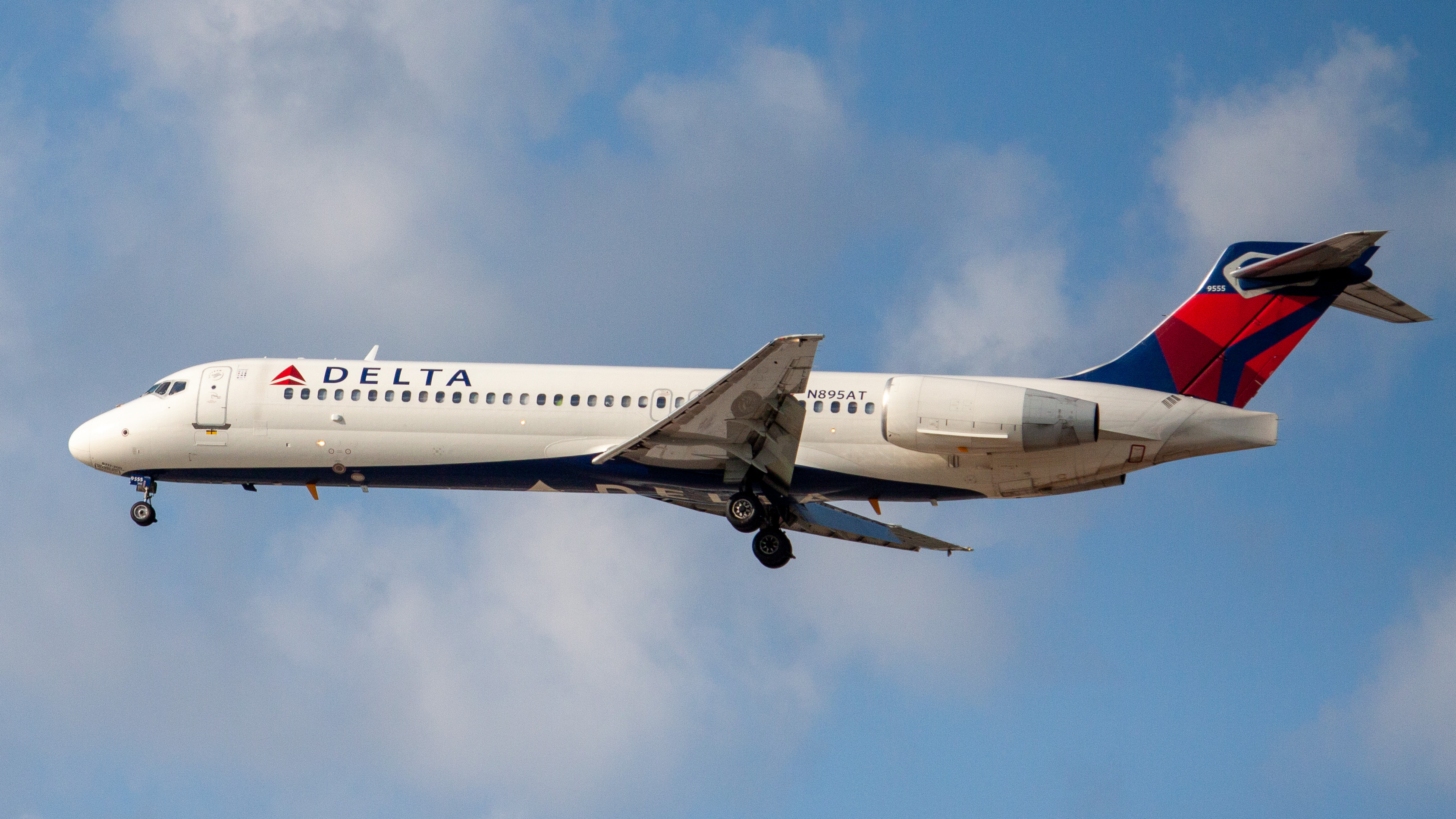 Full size: Delta Airlines Boeing 717-200 N895AT at Houston-George Bush Intercontinental Airport