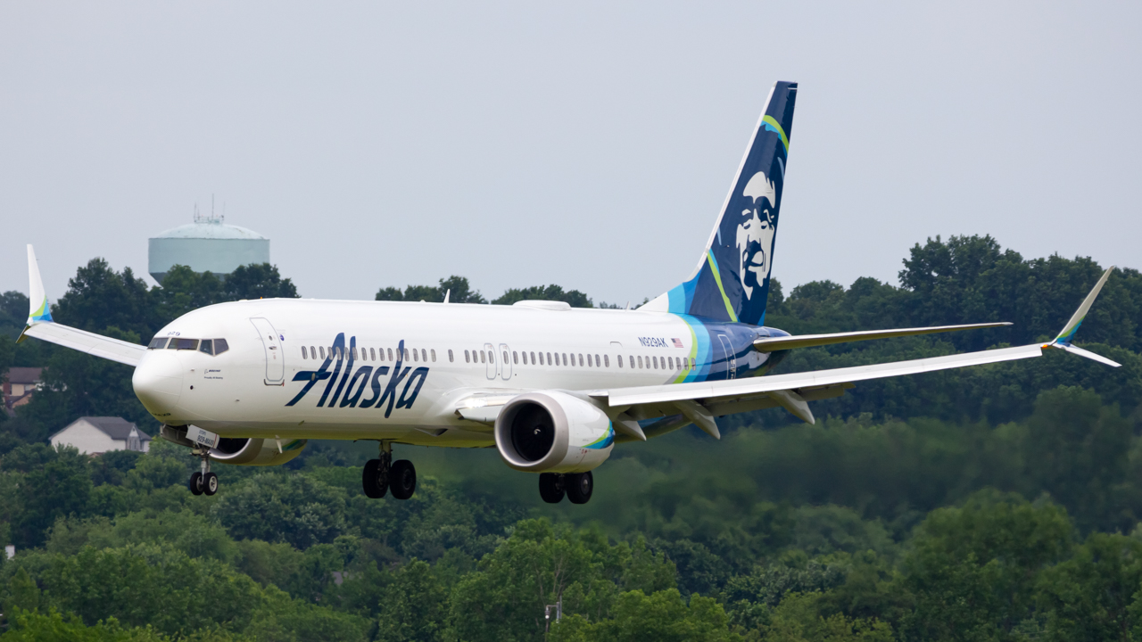 Full size: Alaska Airlines Boeing 737 MAX 9 N929AK at John Glenn Columbus International Airport