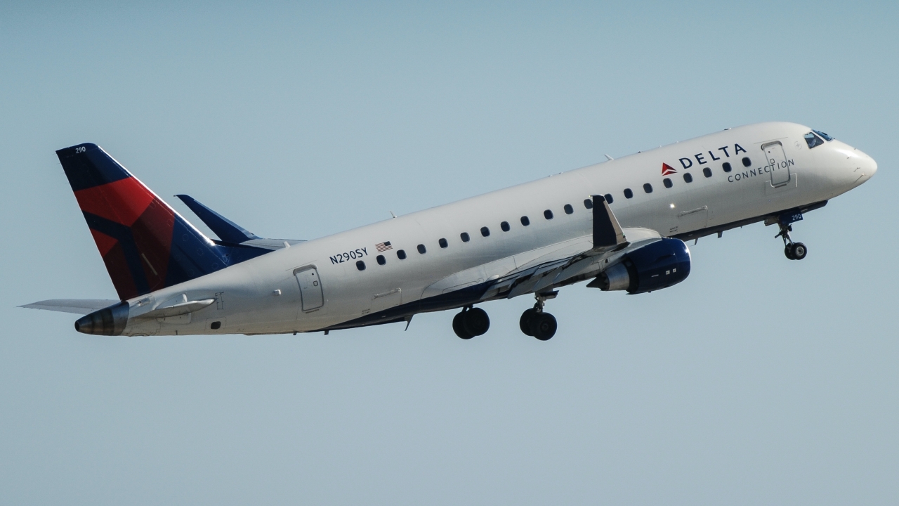 Full size: Delta Connection Embraer E175 N290SY at Los Angeles International Airport