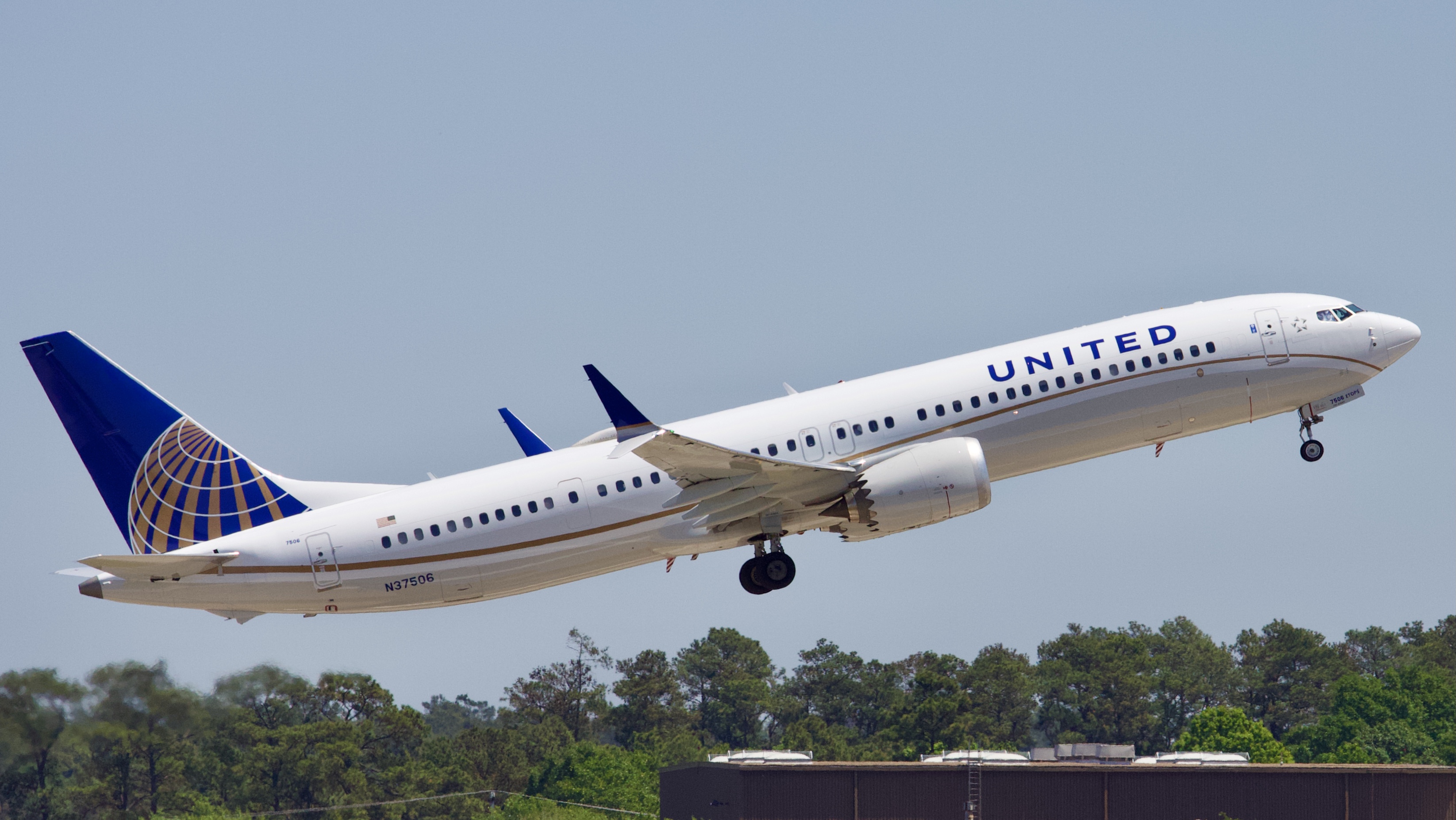 Full size: United Airlines Boeing 737 MAX 9 N37506 at Houston-George Bush Intercontinental Airport