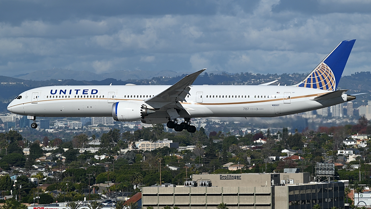 Full size: United Airlines Boeing 787-10 N91007 at Los Angeles International Airport