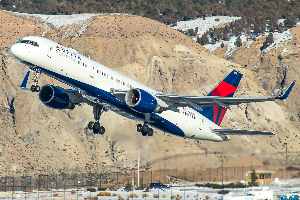 Full size: Delta Airlines Boeing 757-200 N6713Y at Eagle County Regional Airport