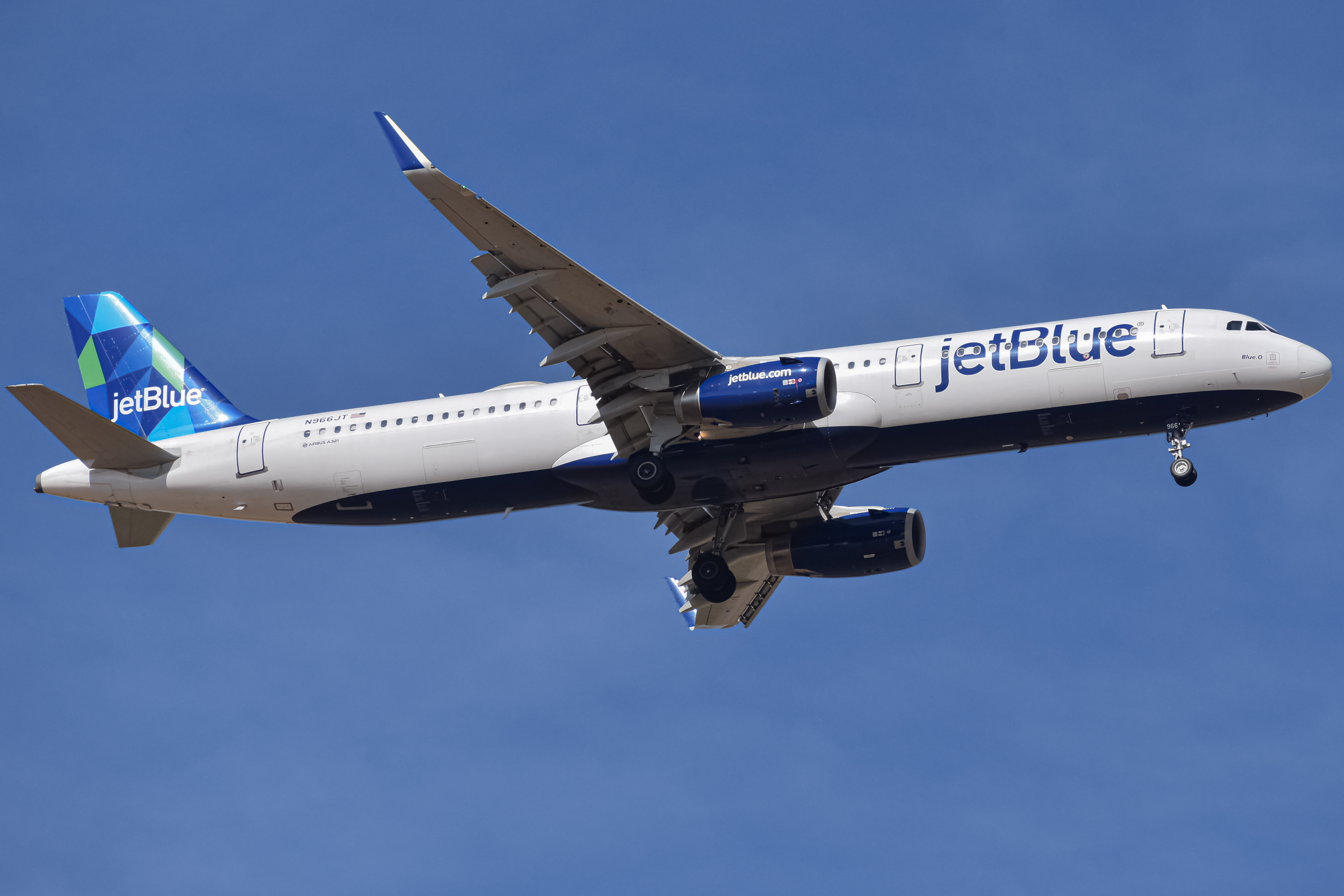 Full size: JetBlue Airways Airbus A321-200 N966JT at Denver International Airport