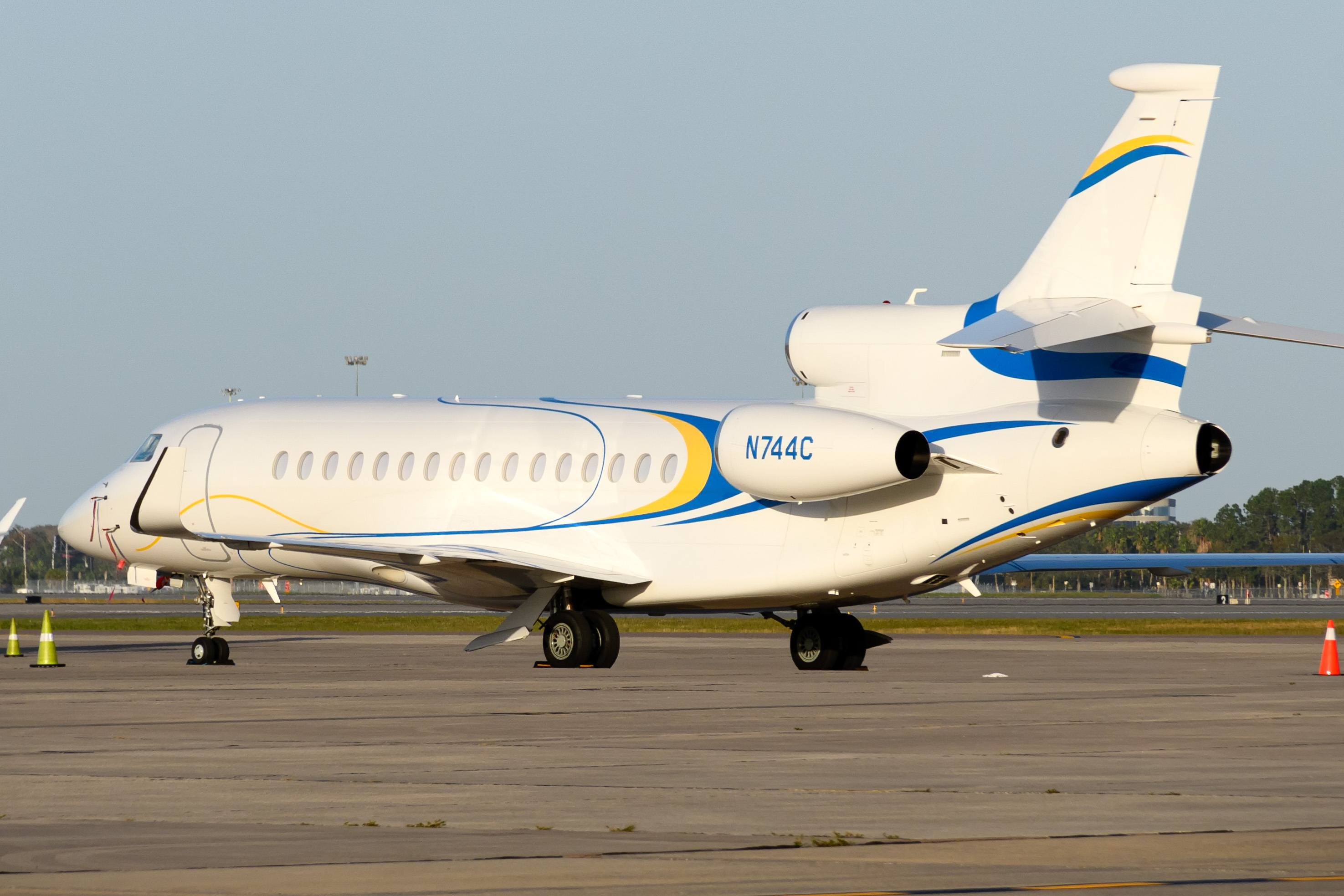 Full size: PRIVATE Dassault Falcon 7X N744C at Orlando International Airport