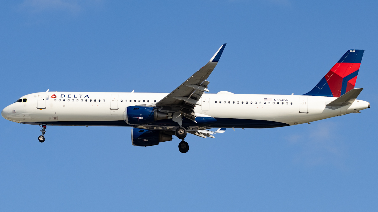 Full size: Delta Airlines Airbus A321-200 N354DN at Tampa International Airport