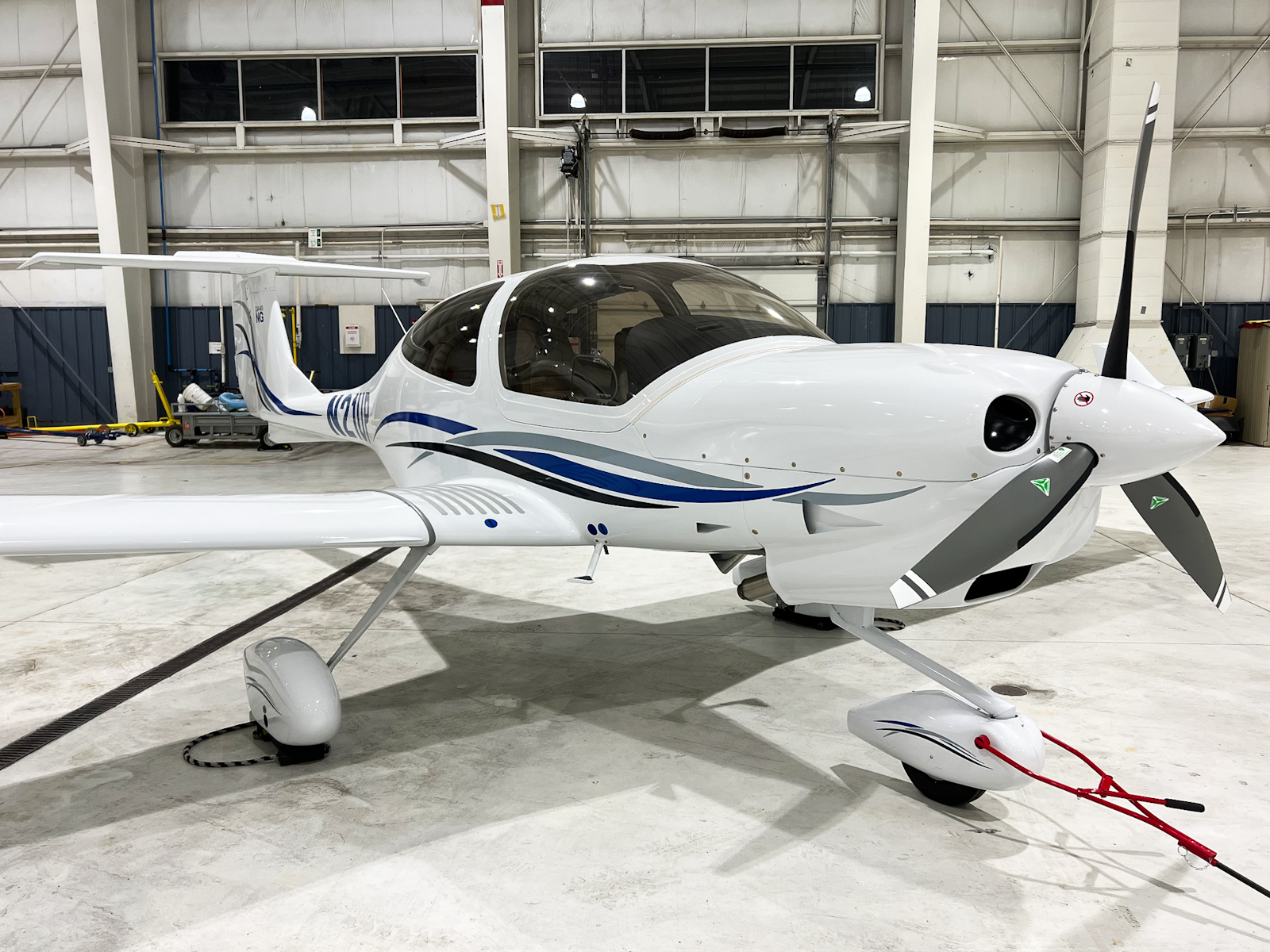 Full size: Private  Diamond DA40 NG N21UP at General Mitchell International Airport