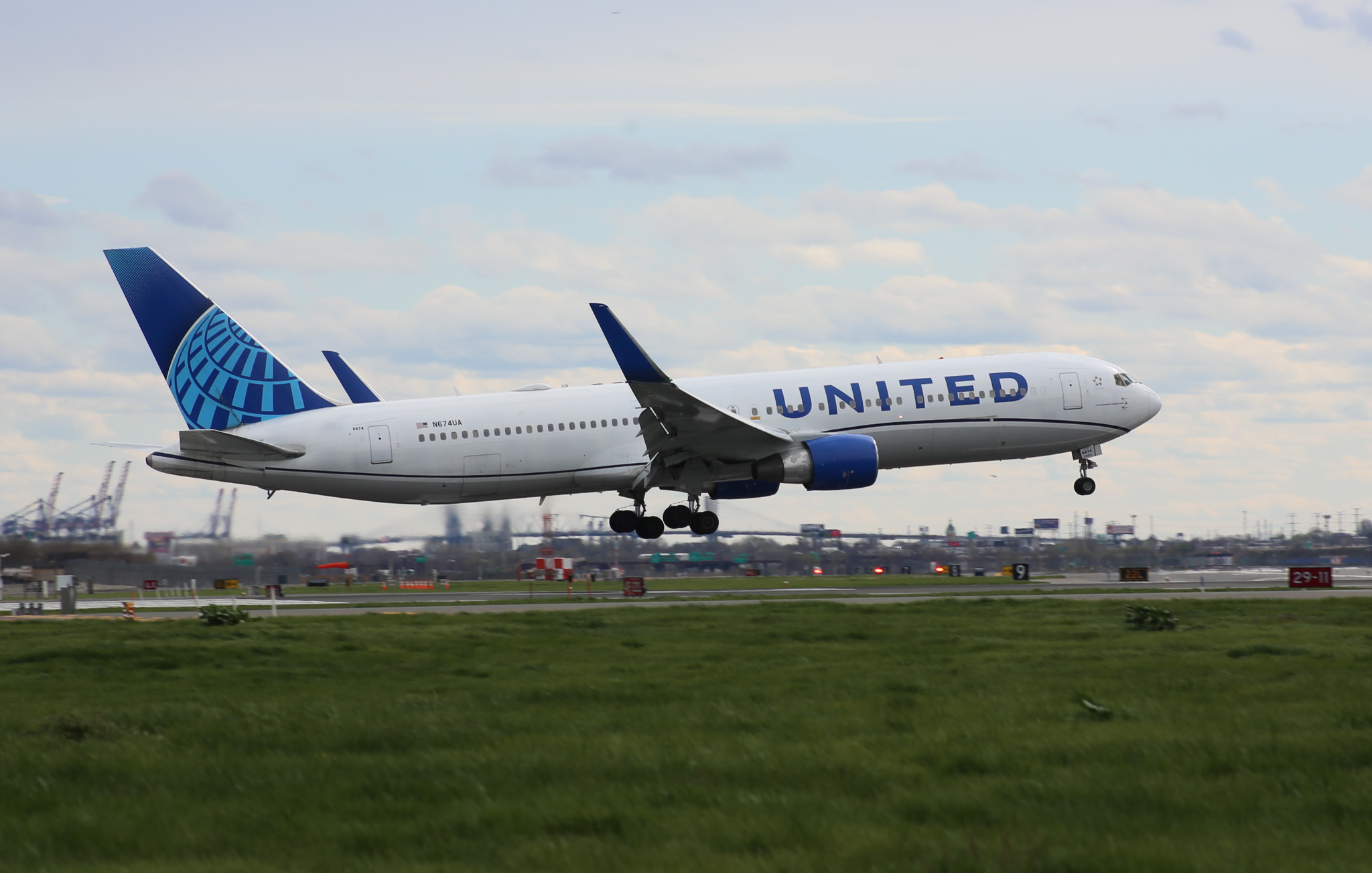 Full size: United Airlines Boeing 767-300 N674UA at Newark Liberty International Airport