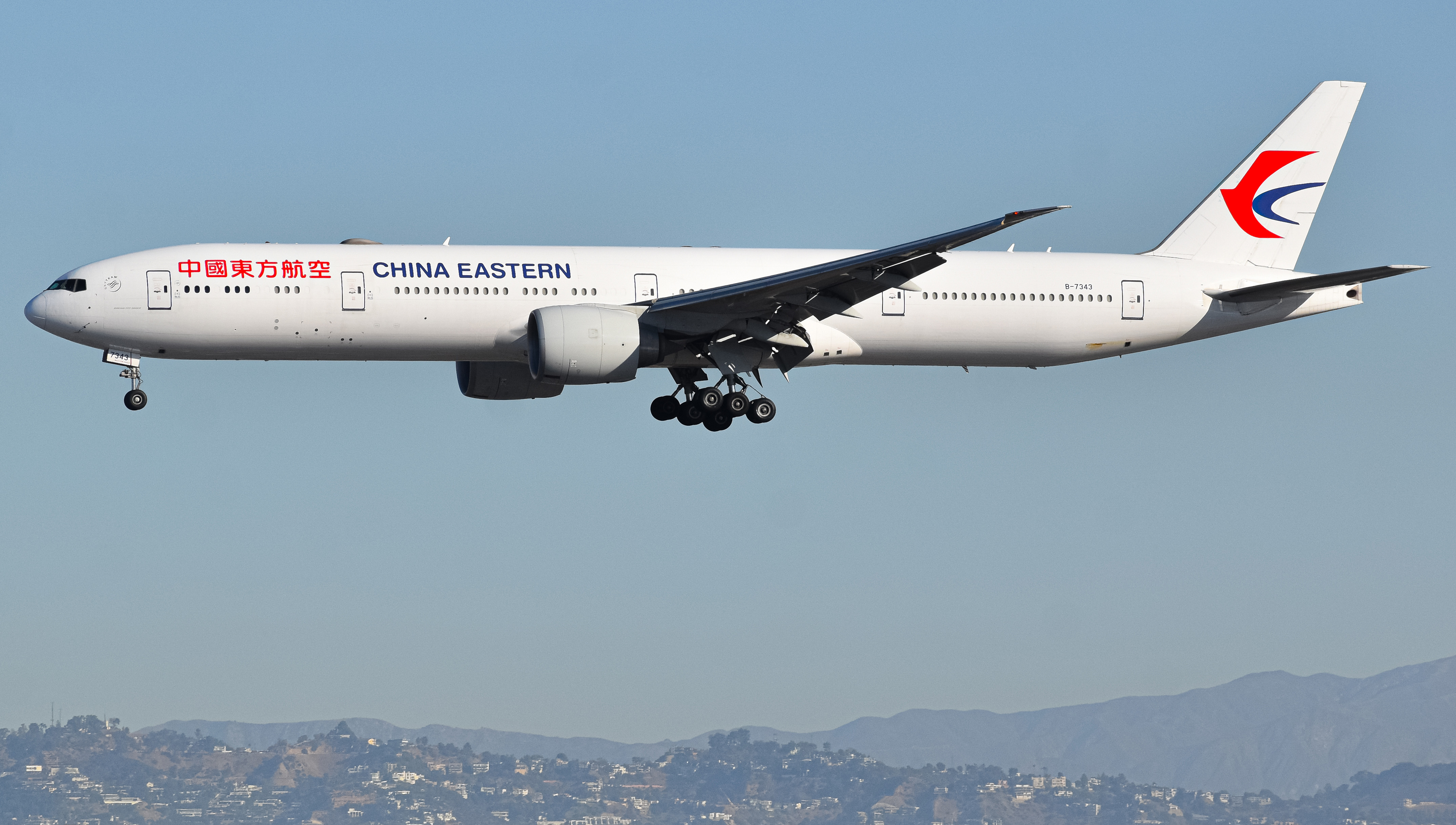 Full size: China Eastern Airlines Boeing 777 B-7343 at Los Angeles International Airport
