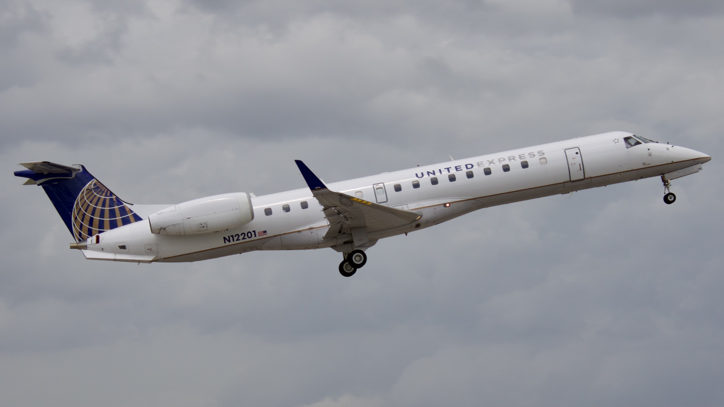 Full size: United Express Embraer ERJ145 N12201 at Houston-George Bush Intercontinental Airport