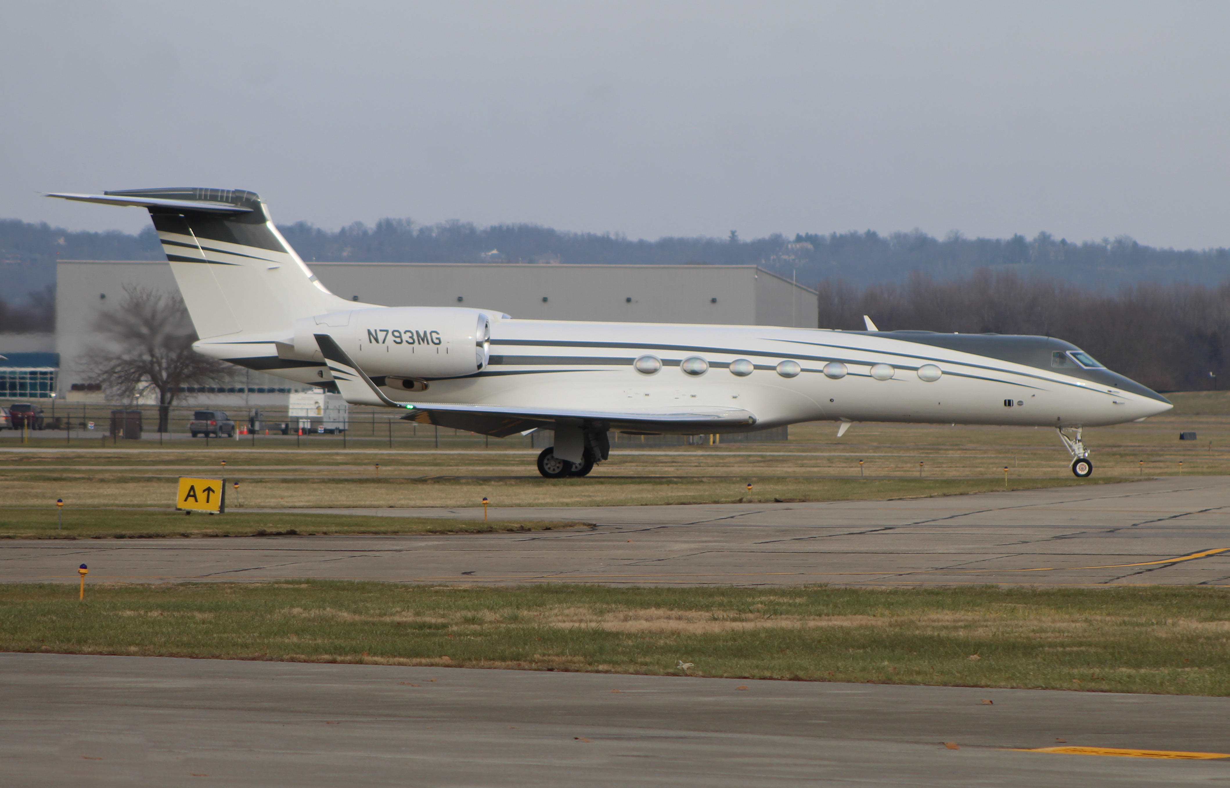 Full size: PRIVATE Gulfstream G550 N793MG at Cincinnati Municipal Airport/Lunken Field