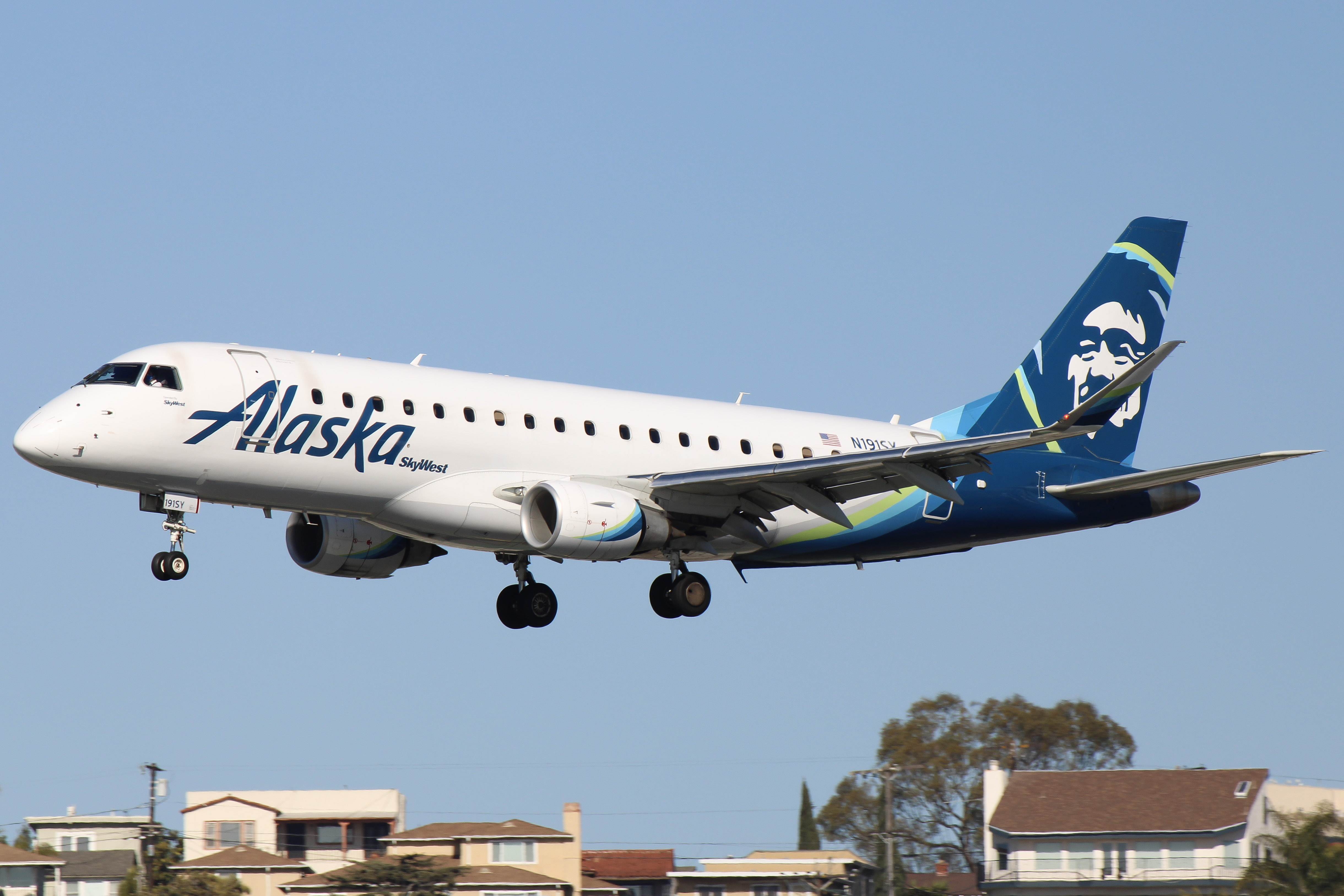 Full size: Alaska Airlines Embraer E175LR N191SY at San Diego International Airport