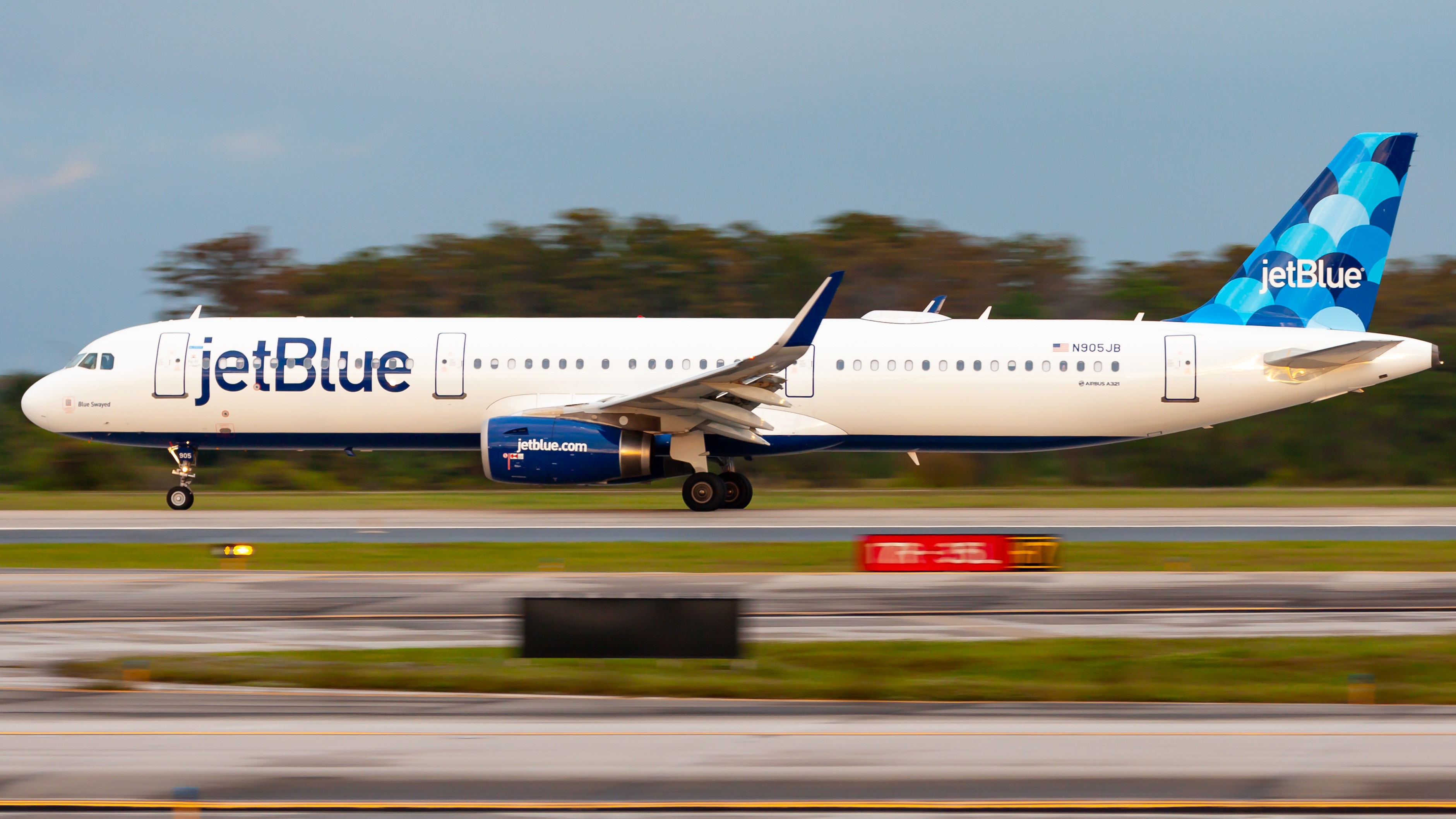 Full size: JetBlue Airways Airbus A321-200 N905JB at Orlando International Airport
