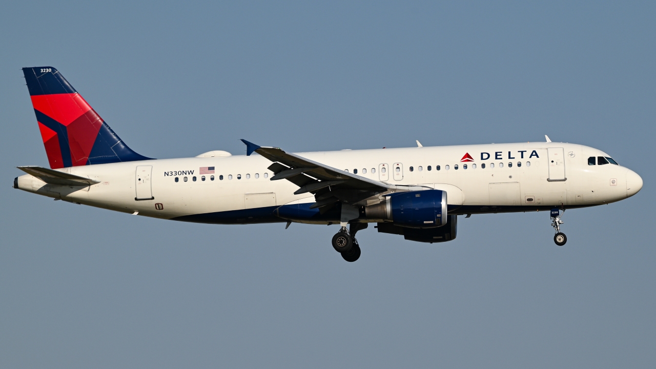 Full size: Delta Airlines Airbus A320 N330NW at Dallas-Fort Worth International Airport