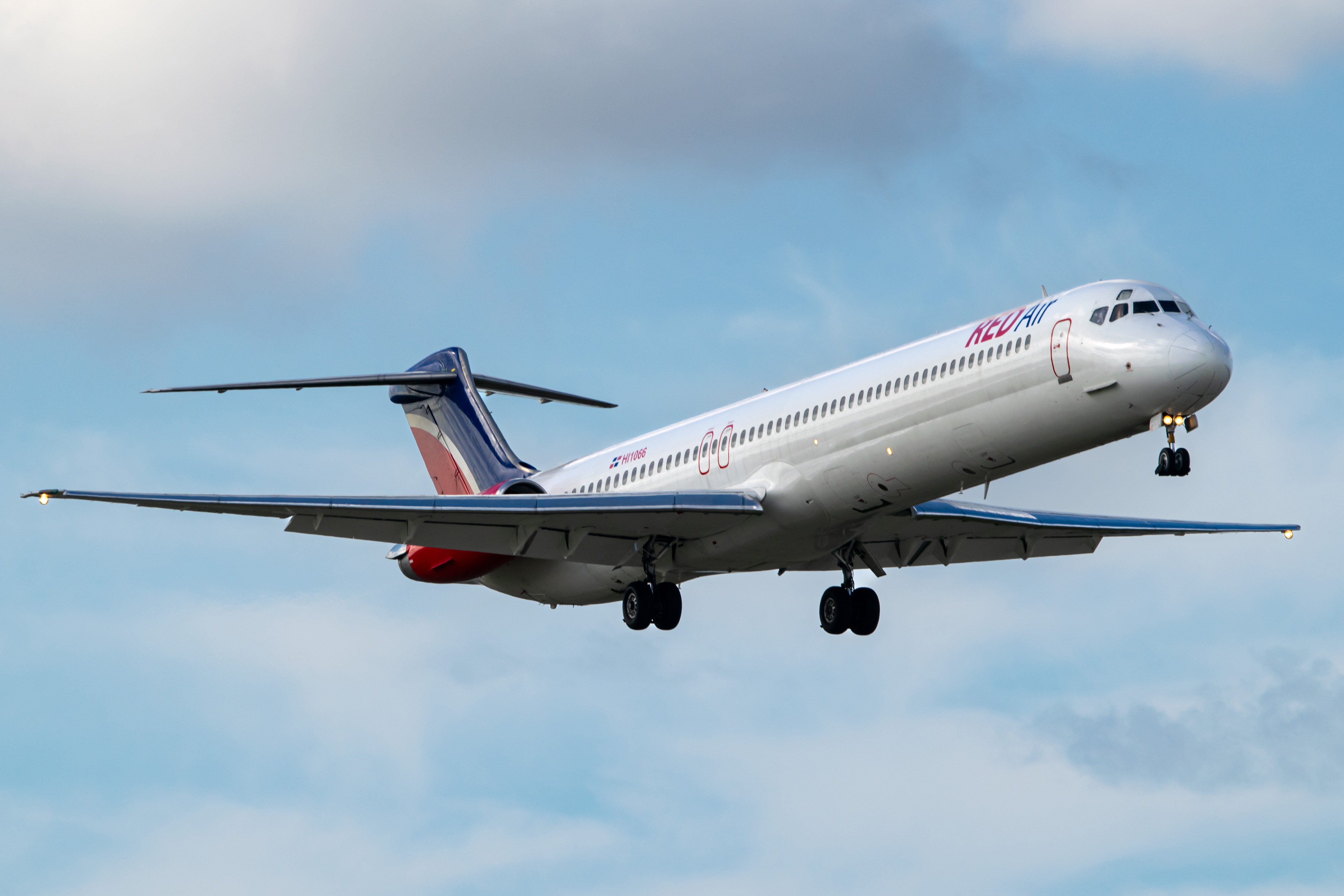 Full size: RedAir McDonnell Douglas MD-82 HI1066 at Miami International Airport