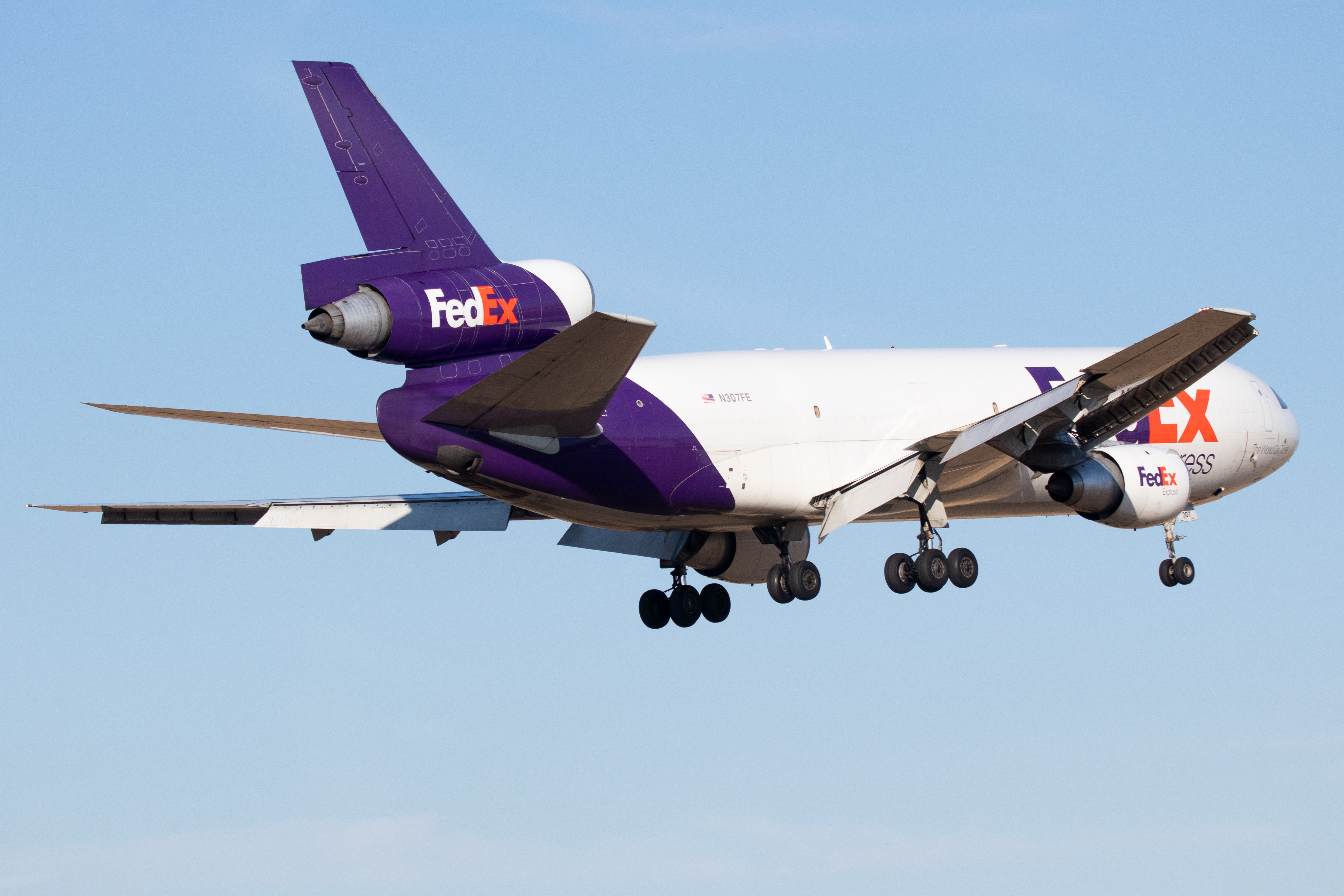 Full size: FedEx McDonnel Douglas MD-10F N307FE at San Antonio International Airport