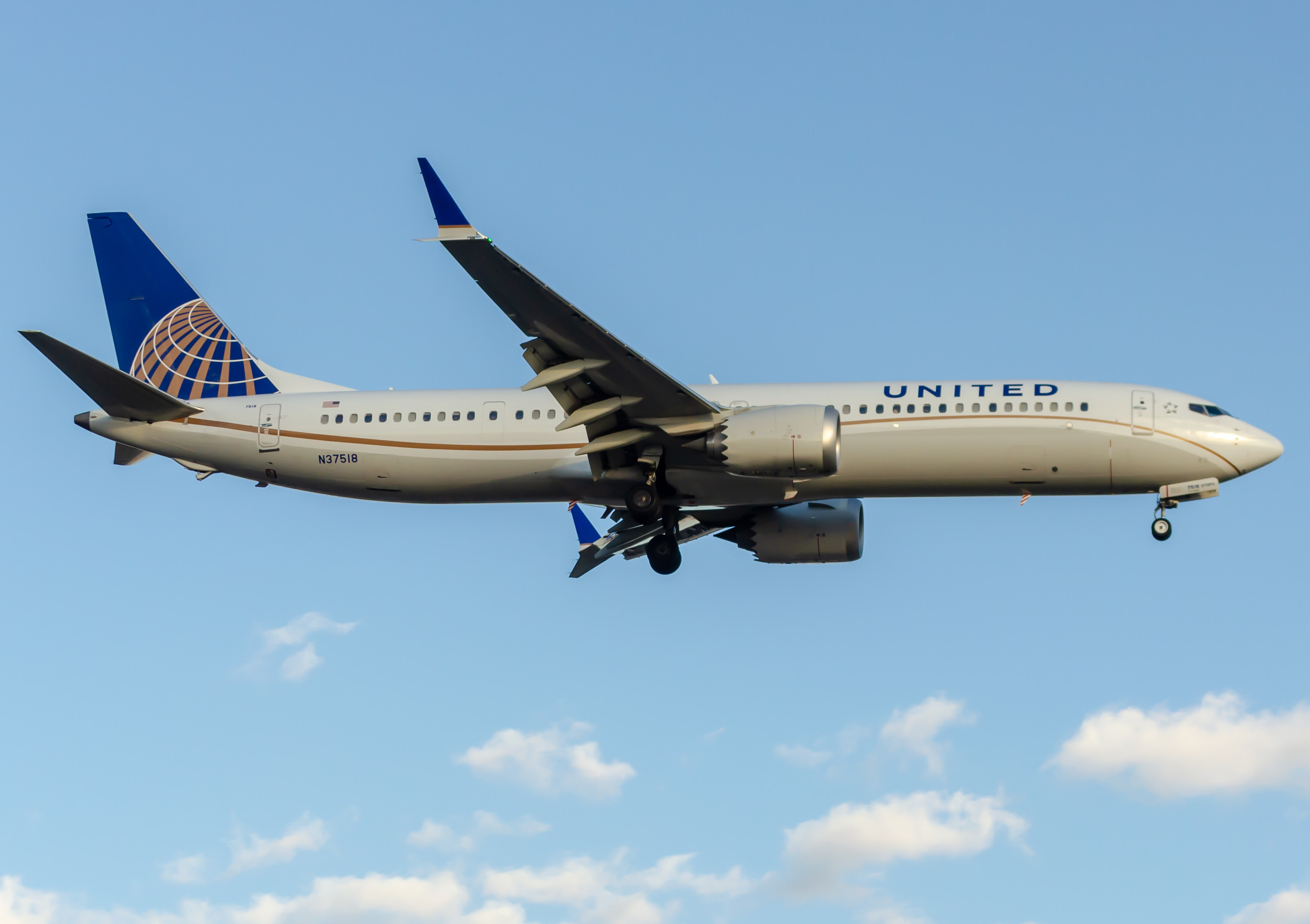 Full size: United Airlines Boeing 737 MAX 9 N37518 at Newark Liberty International Airport