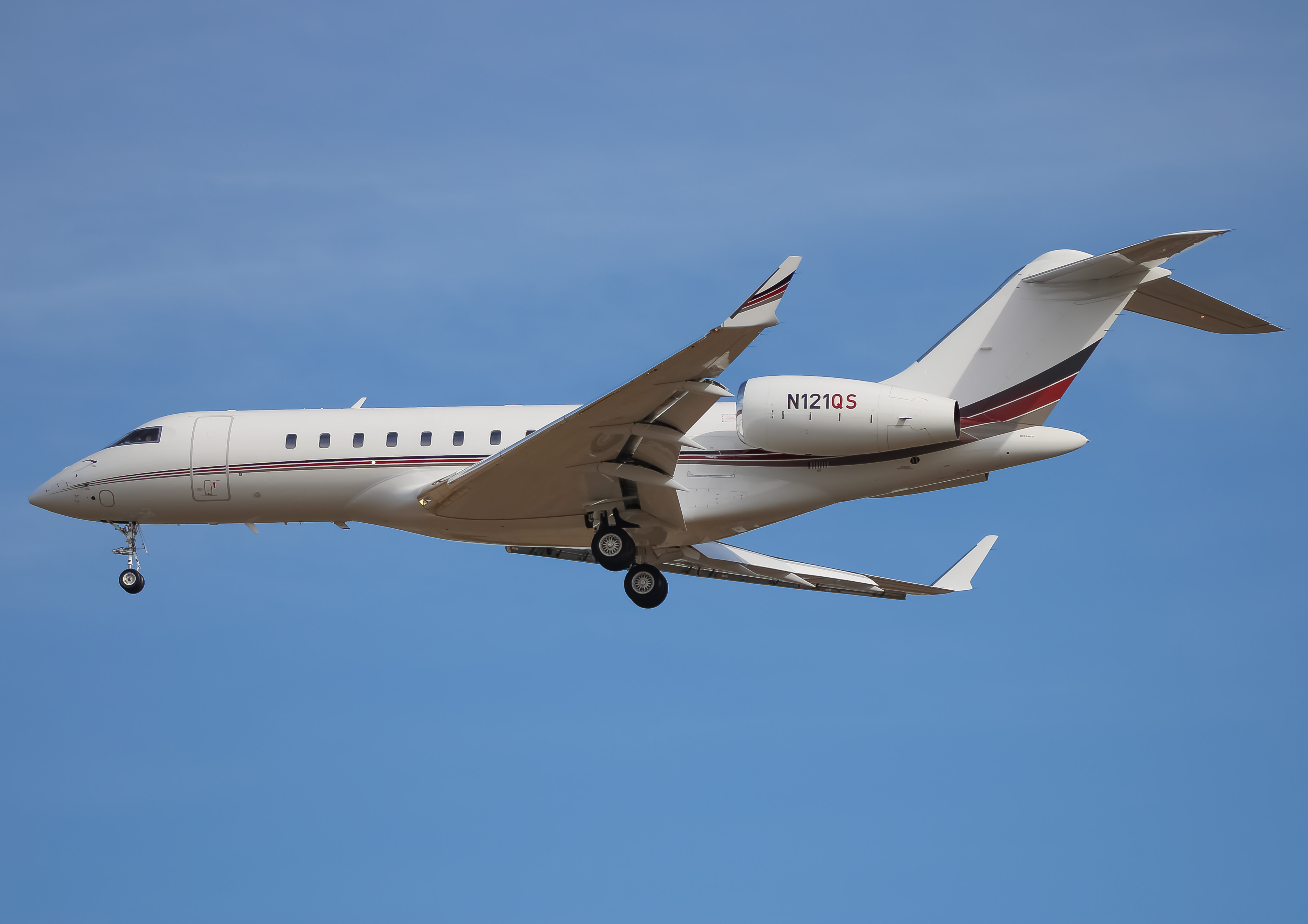 Full size: NetJets Bombardier Challenger 6500 N121QS at Washington Dulles International Airport