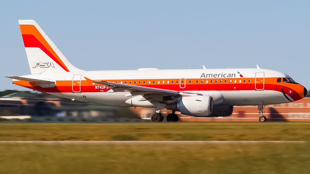 Full size: American Airlines Airbus A319 N742PS at Savannah/Hilton Head International Airport