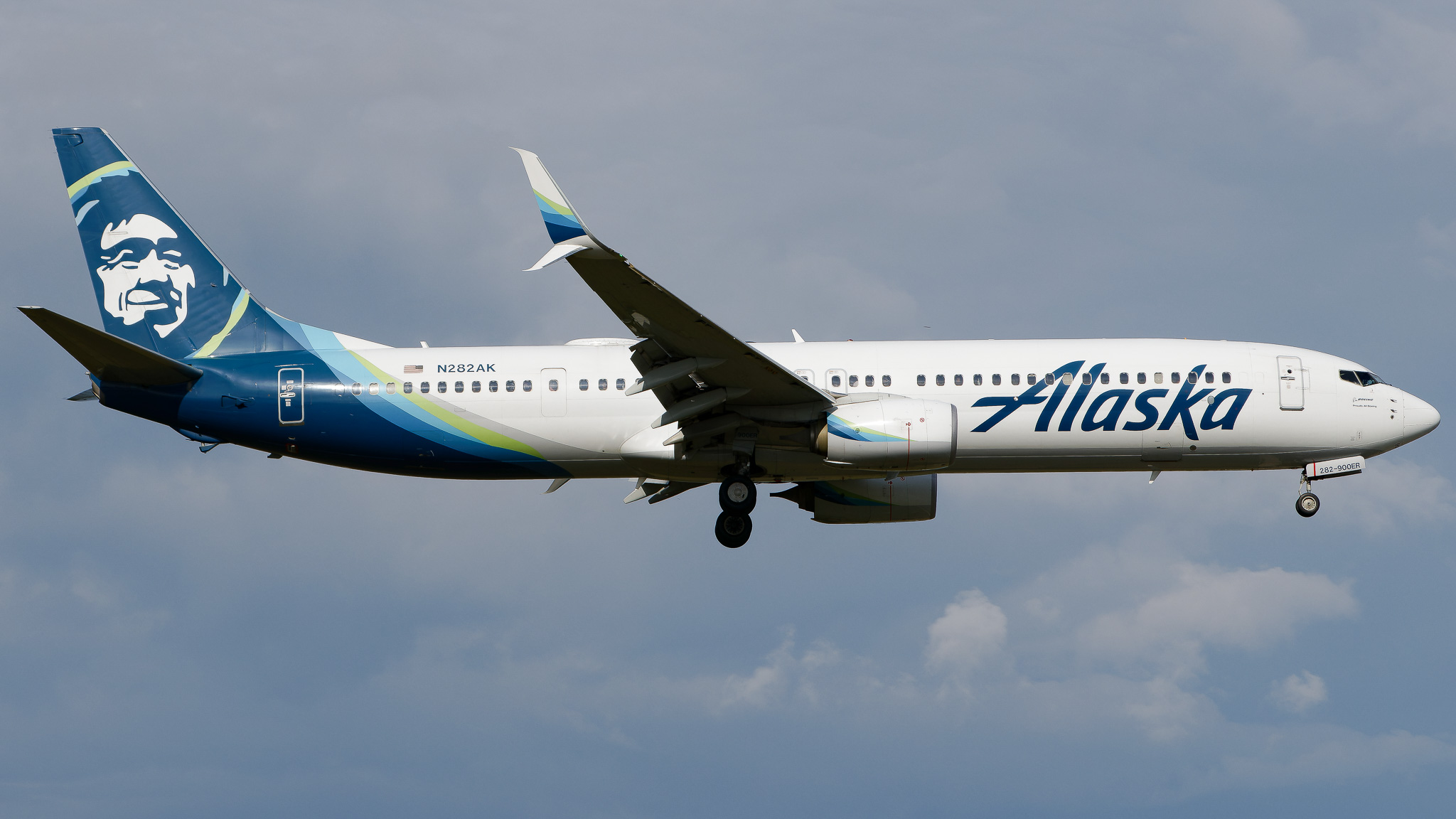 Full size: Alaska Airlines Boeing 737-900ER N282AK at Tampa International Airport