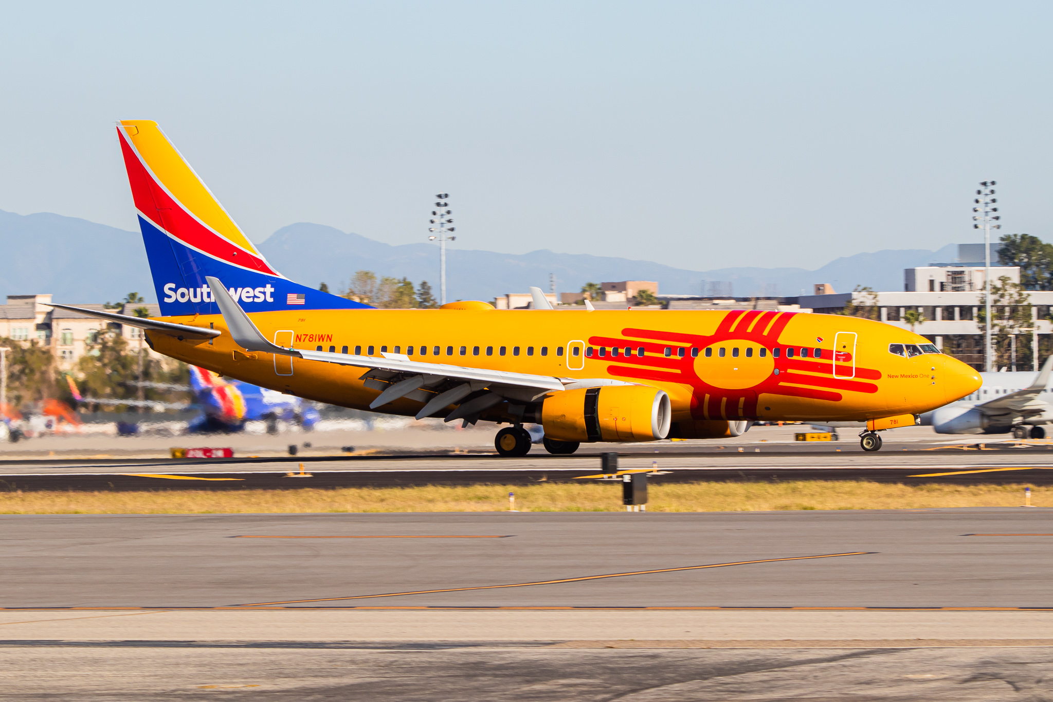 Full size: Southwest Airlines Boeing 737-700 N781WN at John Wayne/Orange County Airport
