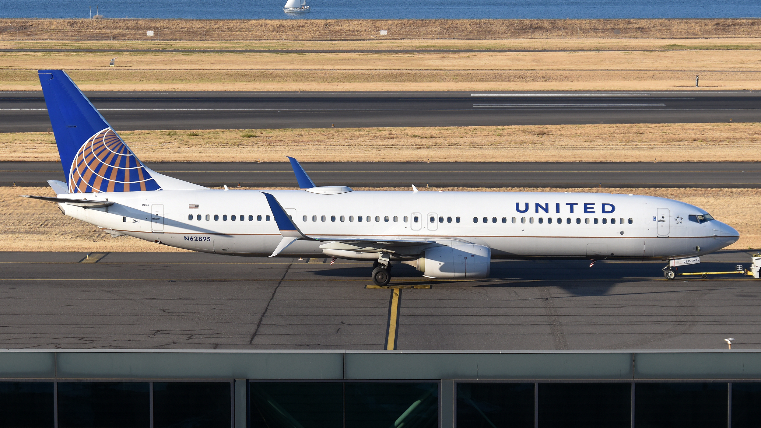 Full size: United Airlines Boeing 737-900ER N62895 at Portland International Airport