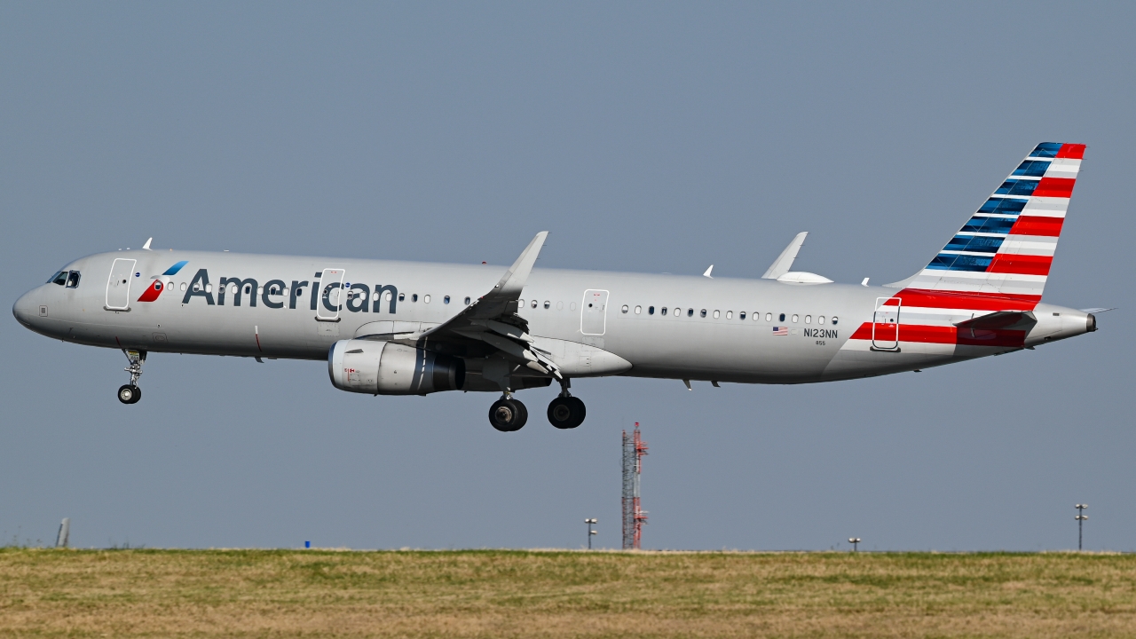 Full size: American Airlines Airbus A321-200 N123NN at Dallas-Fort Worth International Airport